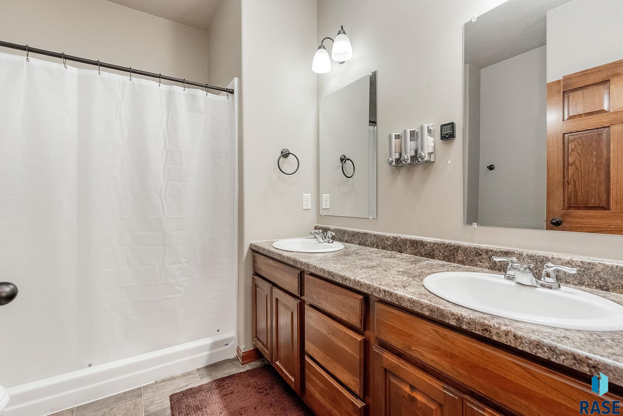 Sioux Falls, South Dakota 57106, United States, 3 Bedrooms Bedrooms, ,2 BathroomsBathrooms,Residential,Contingent,22116