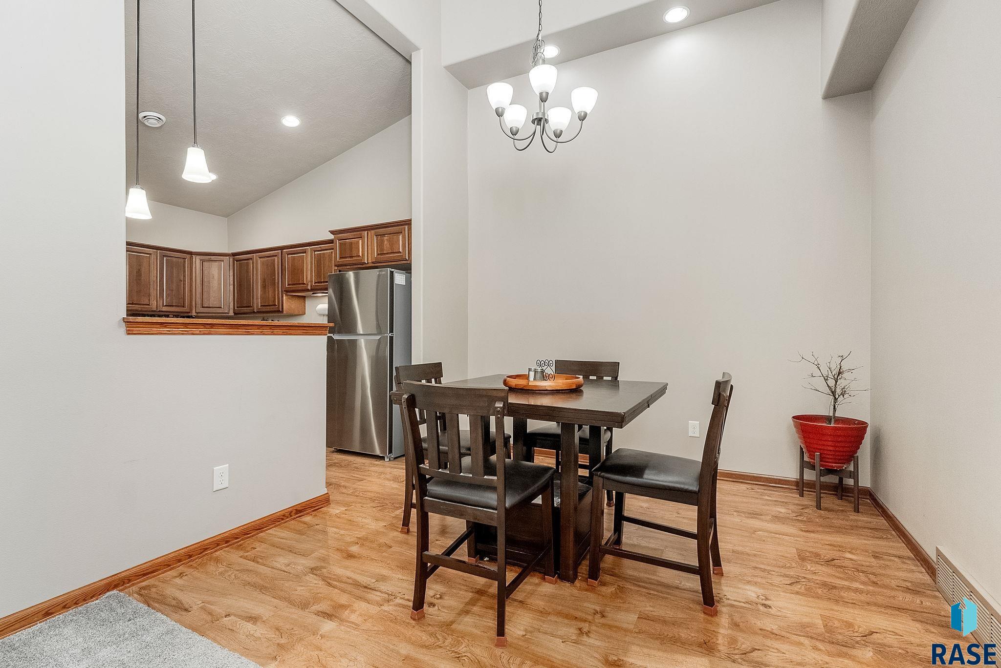 Sioux Falls, South Dakota 57106, United States, 3 Bedrooms Bedrooms, ,2 BathroomsBathrooms,Residential,Contingent,22116