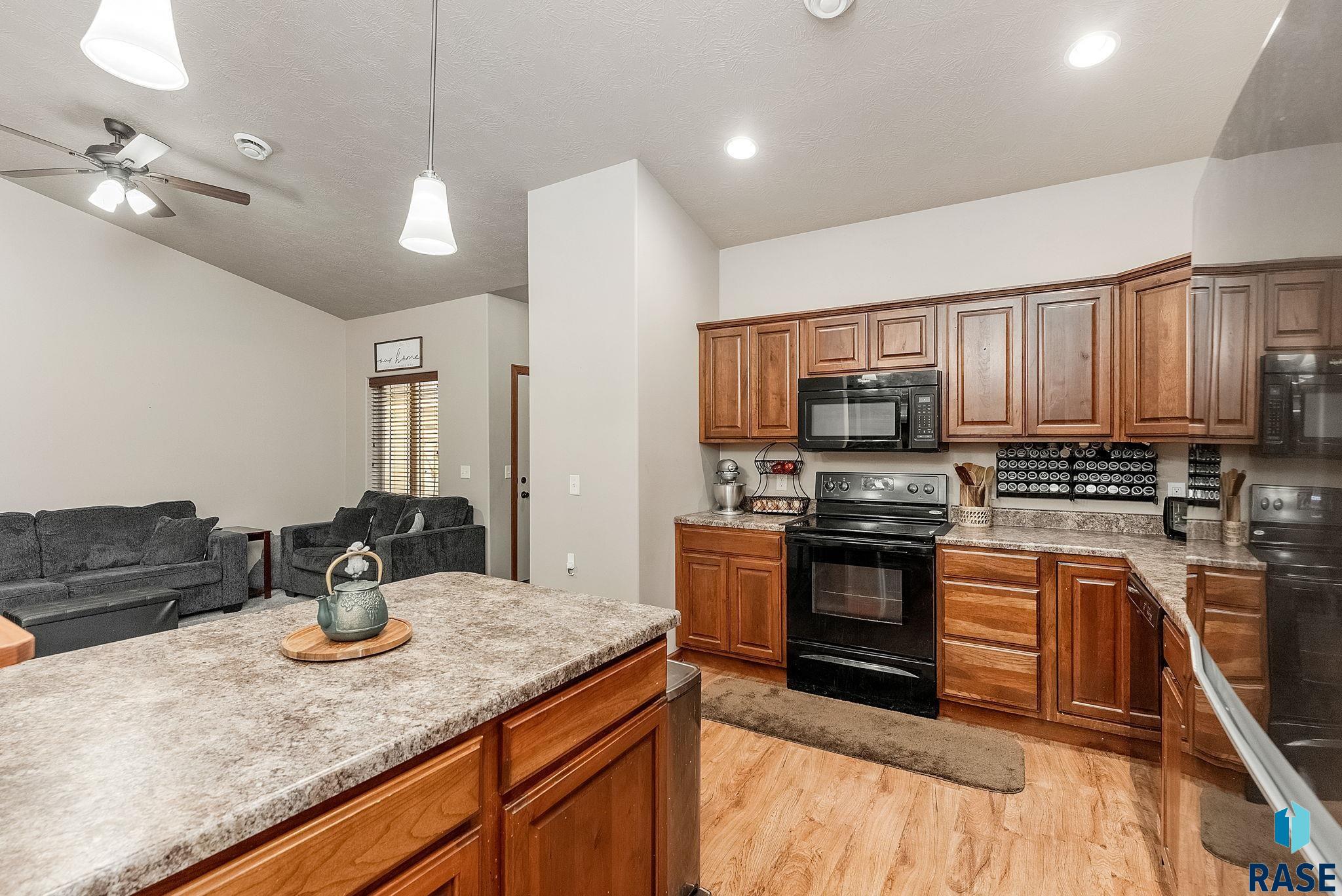 Sioux Falls, South Dakota 57106, United States, 3 Bedrooms Bedrooms, ,2 BathroomsBathrooms,Residential,Contingent,22116