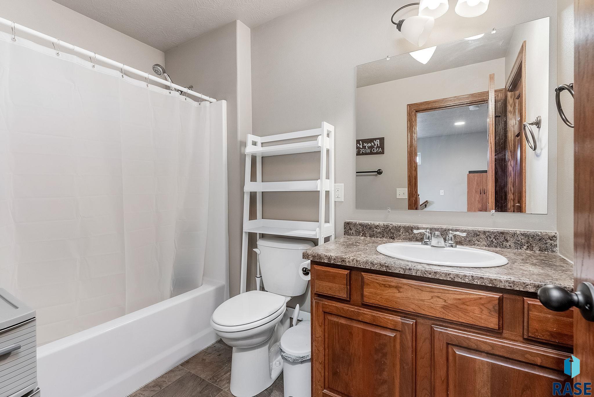 Sioux Falls, South Dakota 57106, United States, 3 Bedrooms Bedrooms, ,2 BathroomsBathrooms,Residential,Contingent,22116