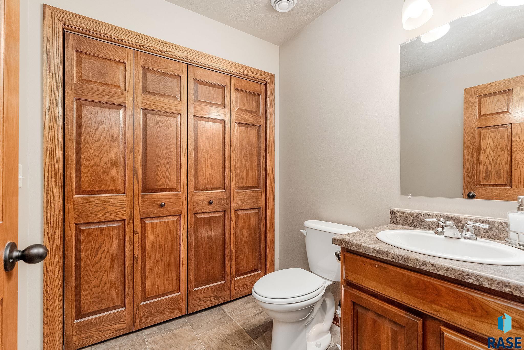 Sioux Falls, South Dakota 57106, United States, 3 Bedrooms Bedrooms, ,2 BathroomsBathrooms,Residential,Contingent,22116