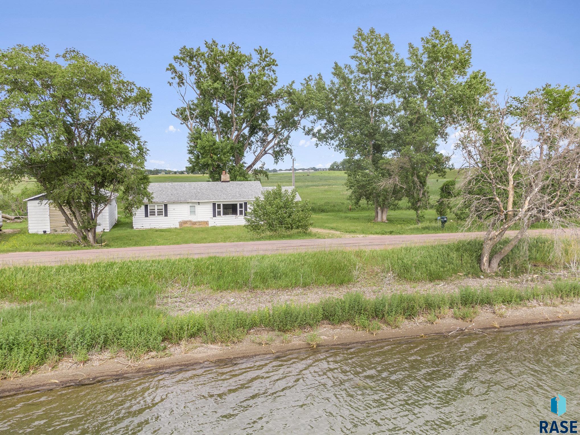 1540 Territorial Rd Road, Madison, South Dakota image 1