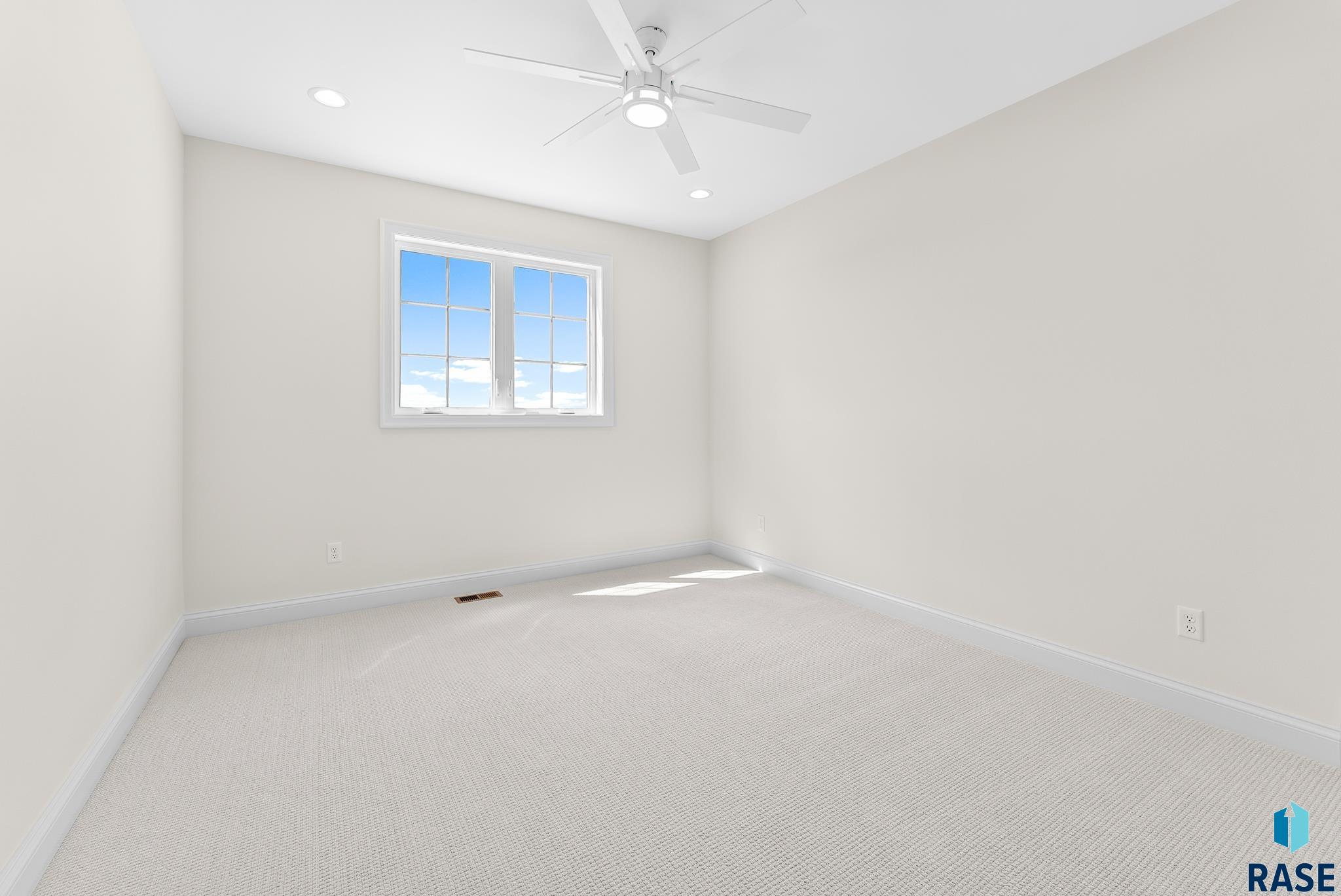 Harrisburg, South Dakota 57032, United States, 4 Bedrooms Bedrooms, ,3 BathroomsBathrooms,Residential,Pending,46880