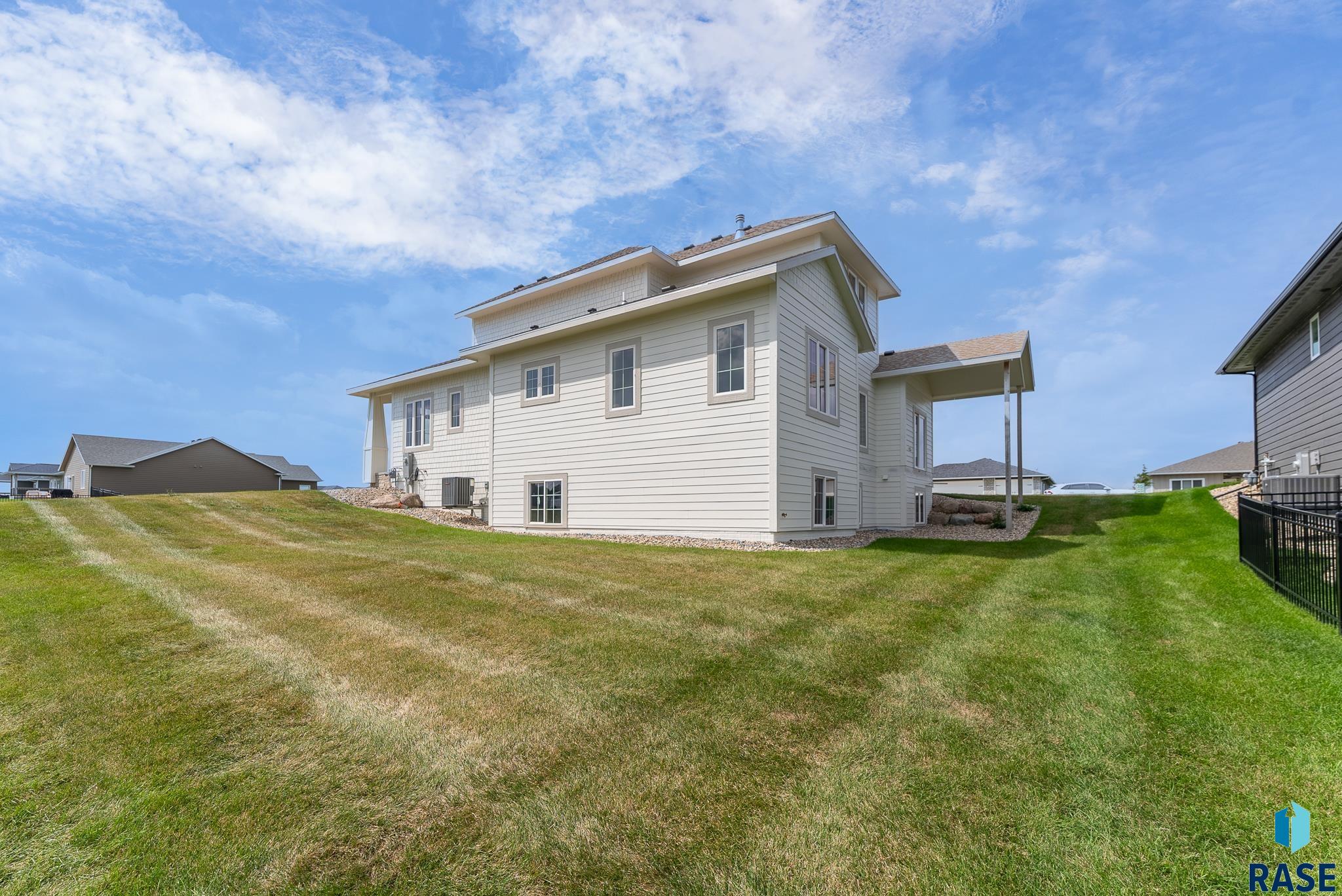 Harrisburg, South Dakota 57032, United States, 4 Bedrooms Bedrooms, ,3 BathroomsBathrooms,Residential,Pending,46880