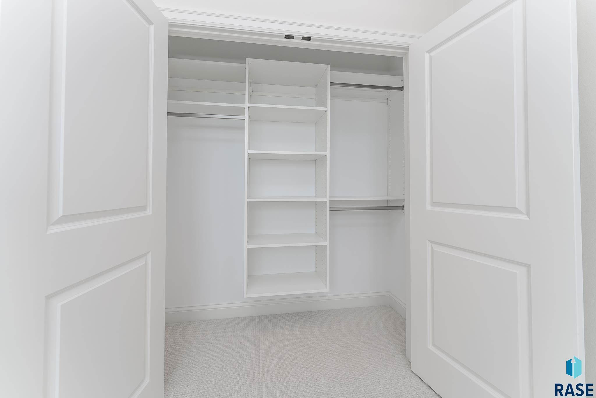 Harrisburg, South Dakota 57032, United States, 4 Bedrooms Bedrooms, ,3 BathroomsBathrooms,Residential,Pending,46880