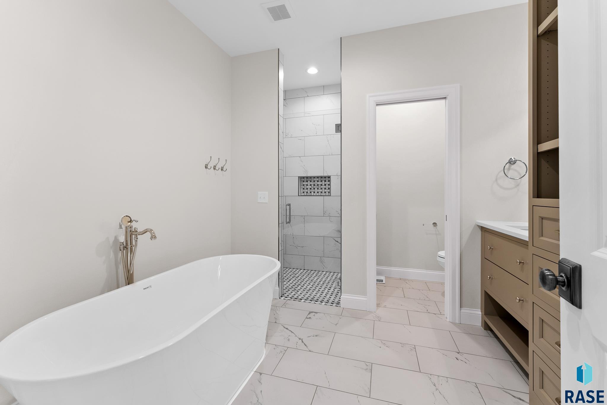 Harrisburg, South Dakota 57032, United States, 4 Bedrooms Bedrooms, ,3 BathroomsBathrooms,Residential,Pending,46880