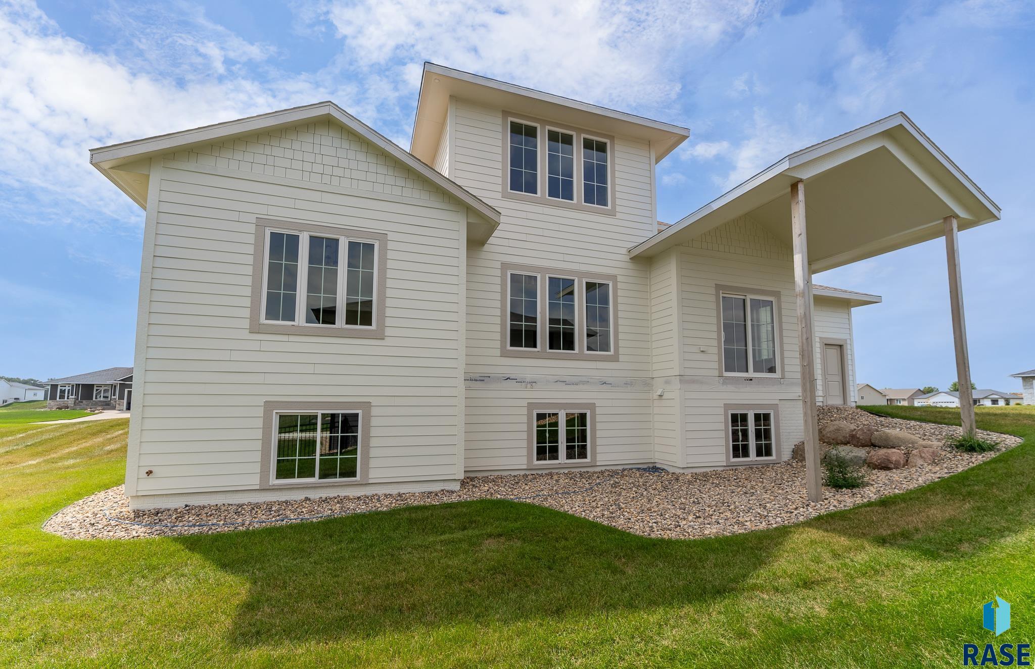 Harrisburg, South Dakota 57032, United States, 4 Bedrooms Bedrooms, ,3 BathroomsBathrooms,Residential,Pending,46880