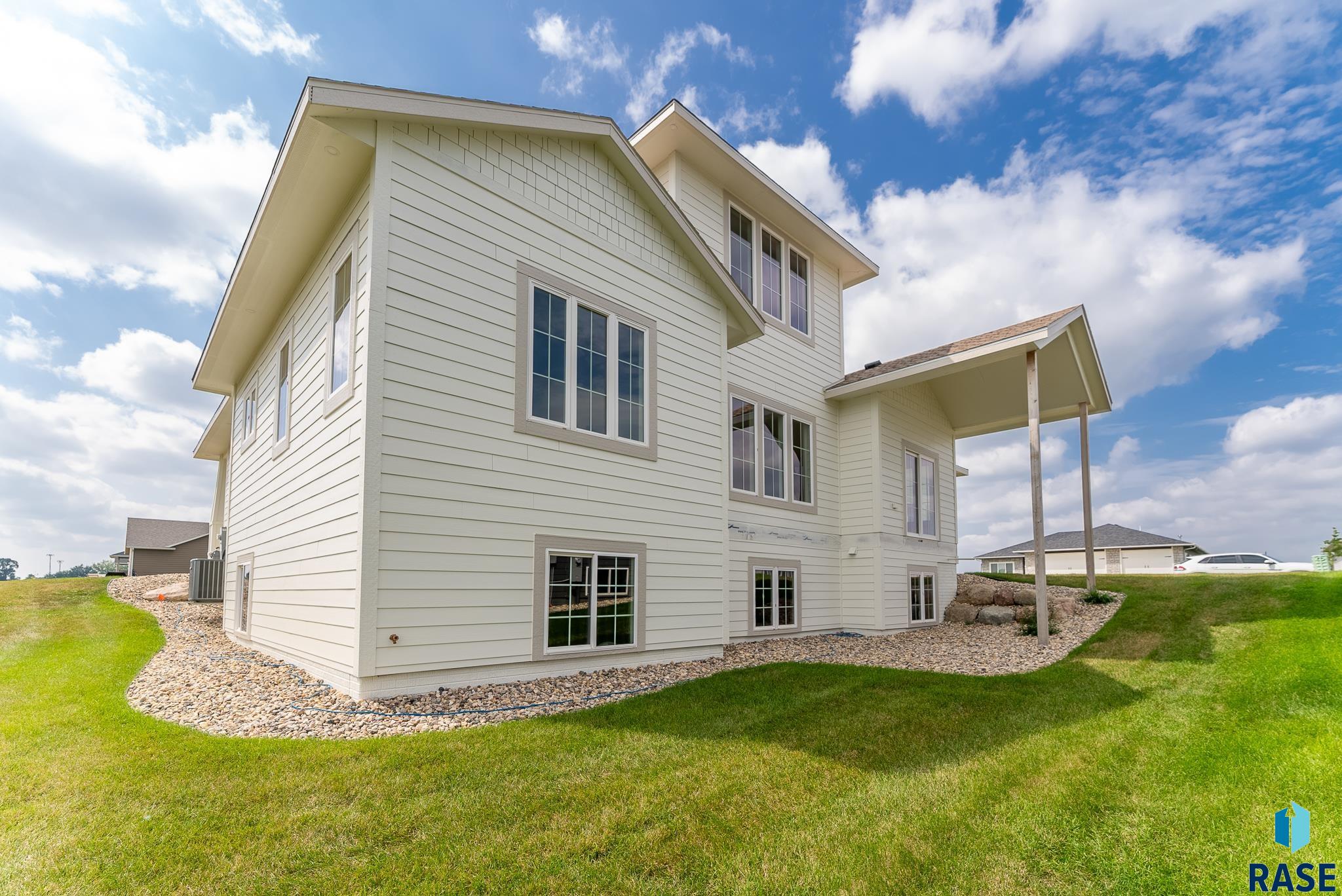 Harrisburg, South Dakota 57032, United States, 4 Bedrooms Bedrooms, ,3 BathroomsBathrooms,Residential,Pending,46880