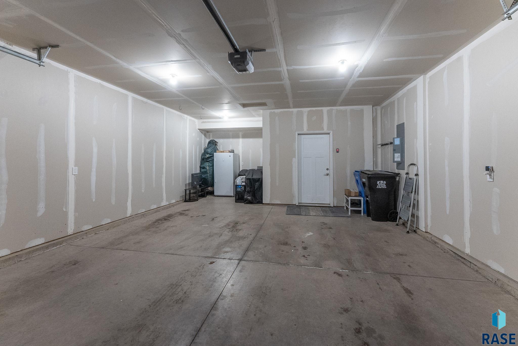 Sioux Falls, South Dakota 57106, United States, 3 Bedrooms Bedrooms, ,2 BathroomsBathrooms,Residential,Active,98731