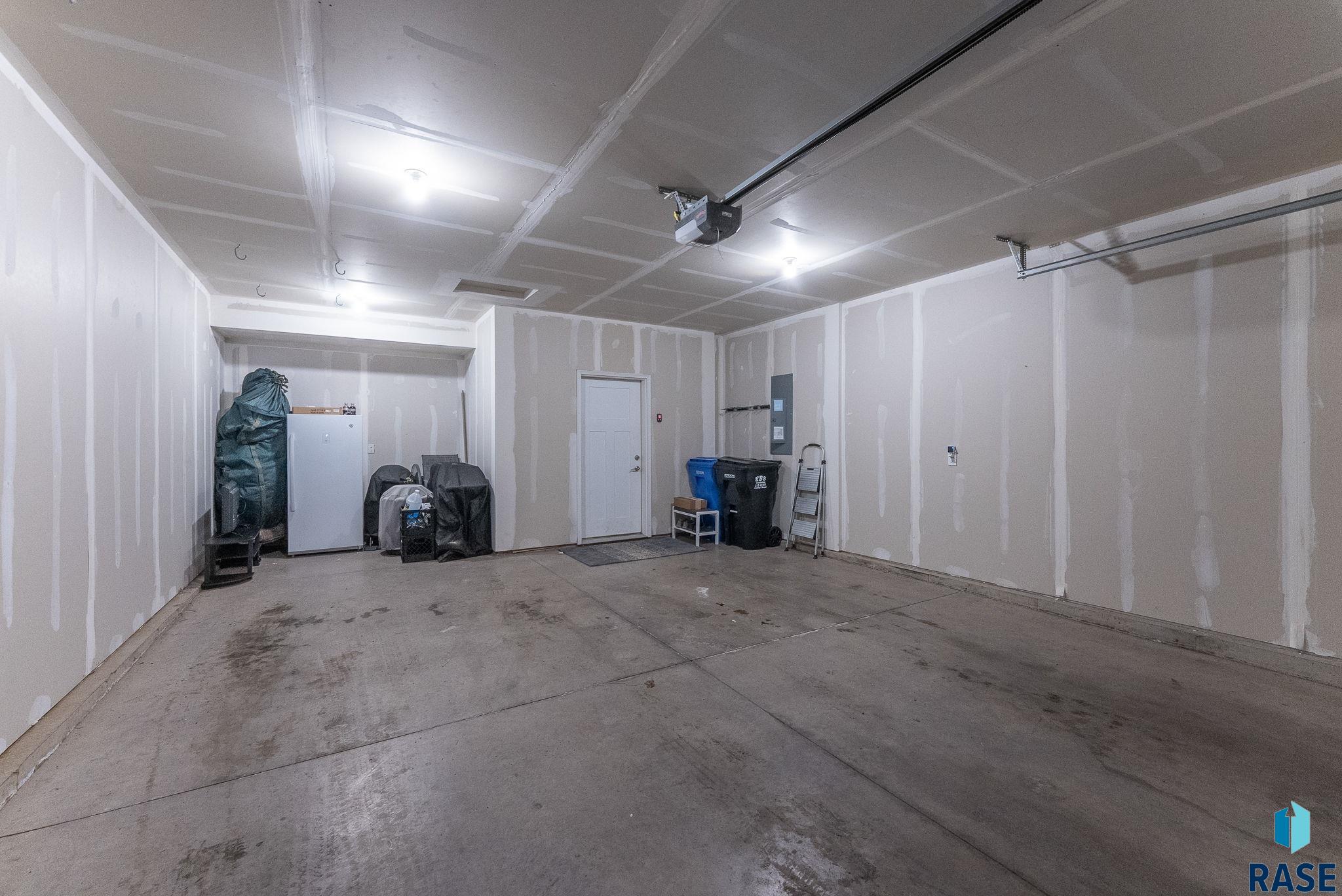 Sioux Falls, South Dakota 57106, United States, 3 Bedrooms Bedrooms, ,2 BathroomsBathrooms,Residential,Active,98731