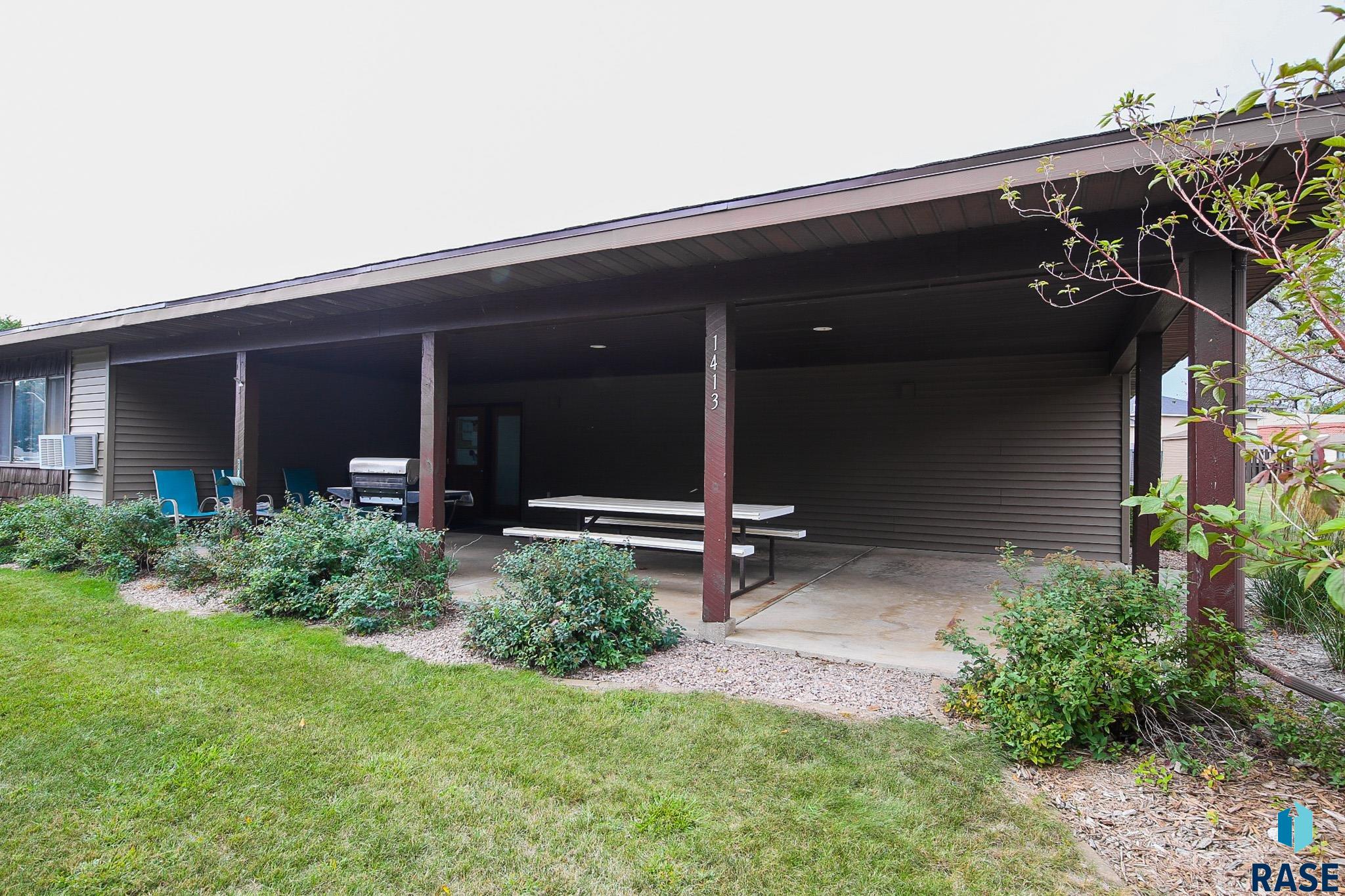 1411 E Rushmore Dr