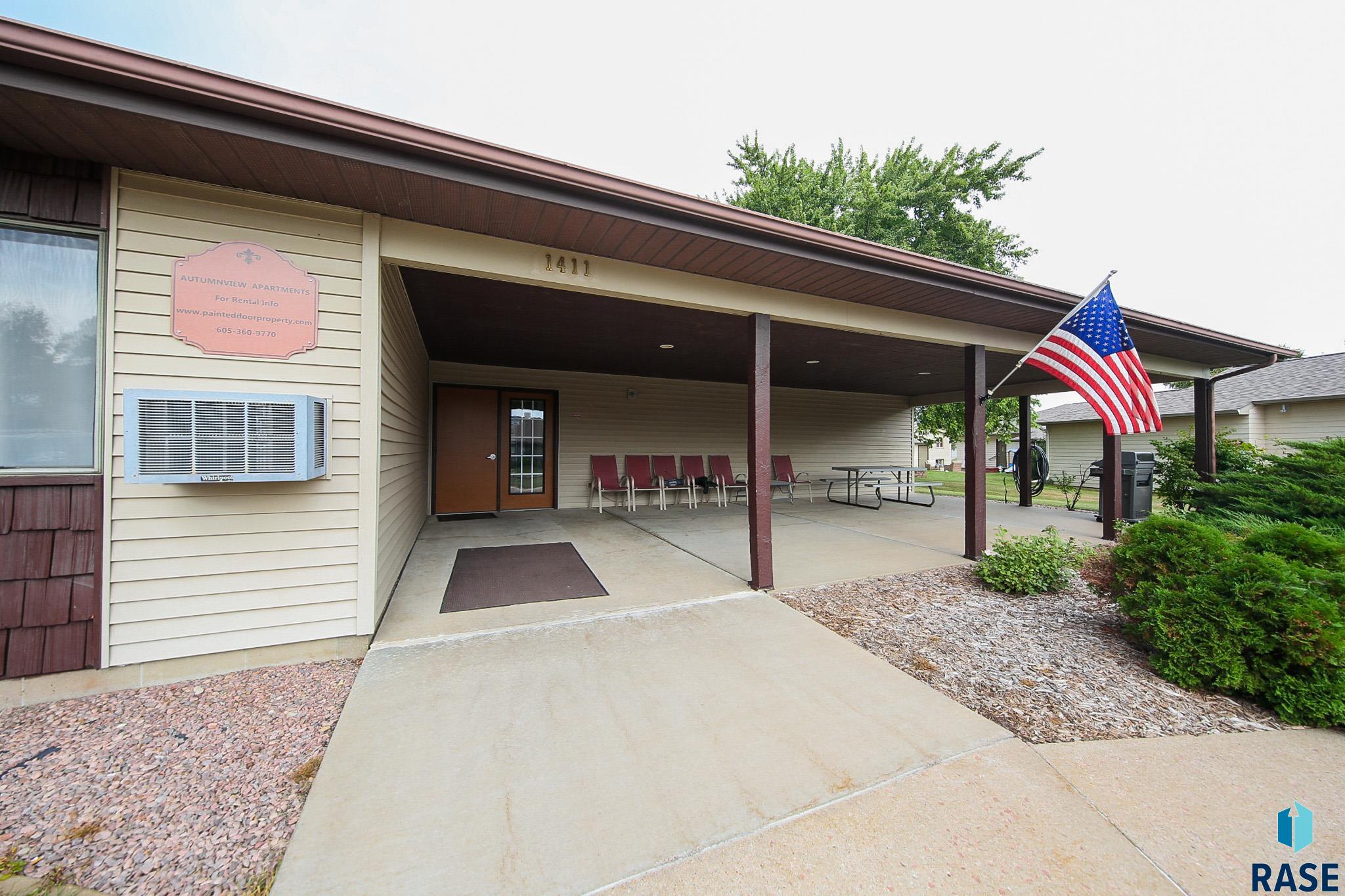 1411 E Rushmore Dr