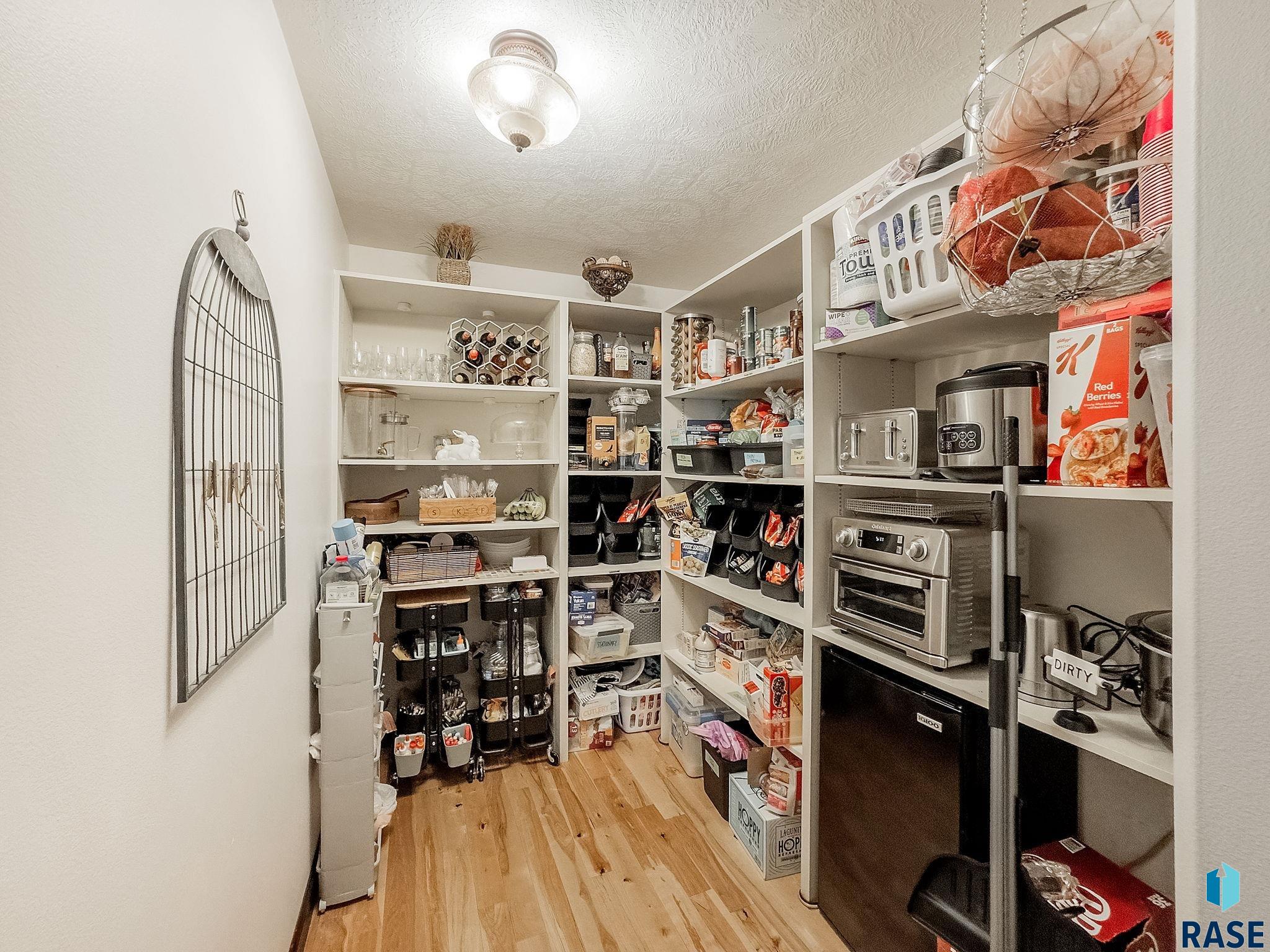 Sioux Falls, South Dakota 57103, United States, 5 Bedrooms Bedrooms, ,3 BathroomsBathrooms,Residential,Contingent,15597