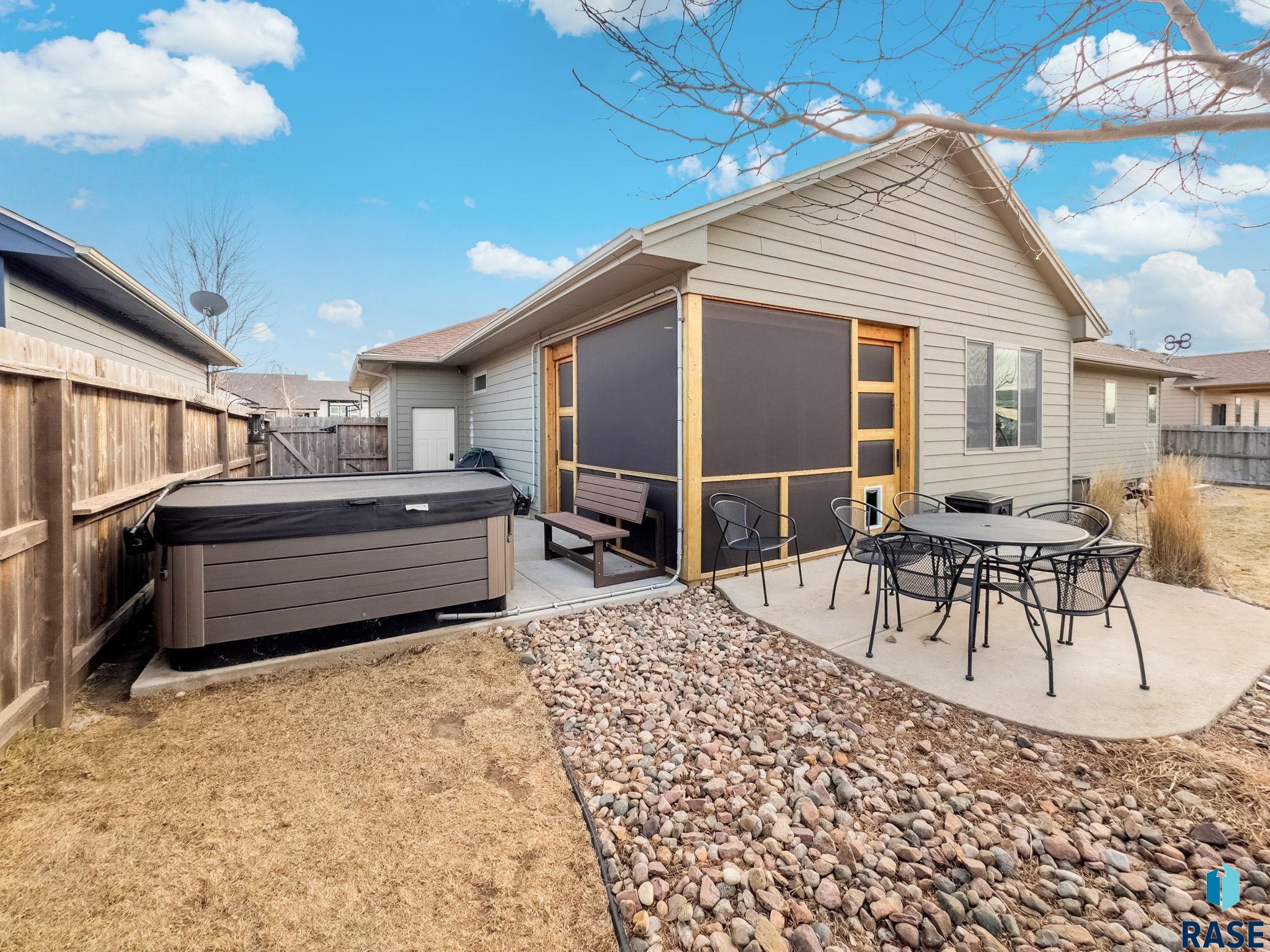 Sioux Falls, South Dakota 57103, United States, 5 Bedrooms Bedrooms, ,3 BathroomsBathrooms,Residential,Contingent,15597