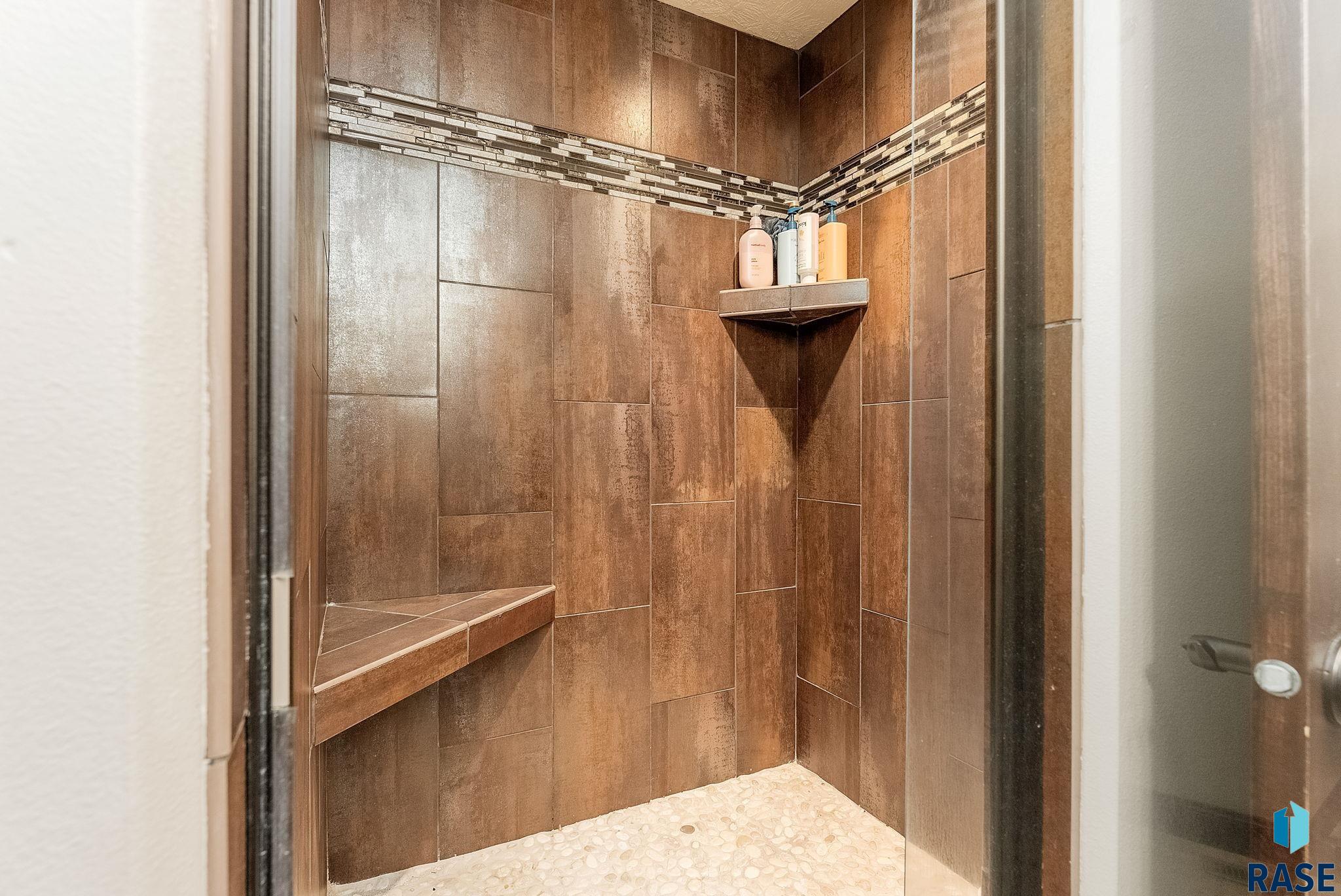 Sioux Falls, South Dakota 57103, United States, 5 Bedrooms Bedrooms, ,3 BathroomsBathrooms,Residential,Contingent,15597