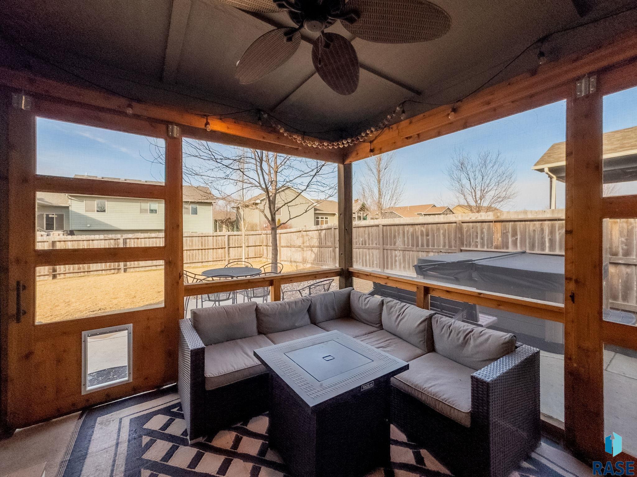 Sioux Falls, South Dakota 57103, United States, 5 Bedrooms Bedrooms, ,3 BathroomsBathrooms,Residential,Contingent,15597