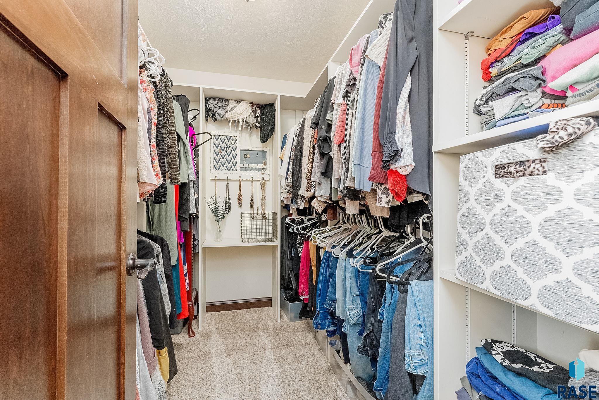 Sioux Falls, South Dakota 57103, United States, 5 Bedrooms Bedrooms, ,3 BathroomsBathrooms,Residential,Contingent,15597