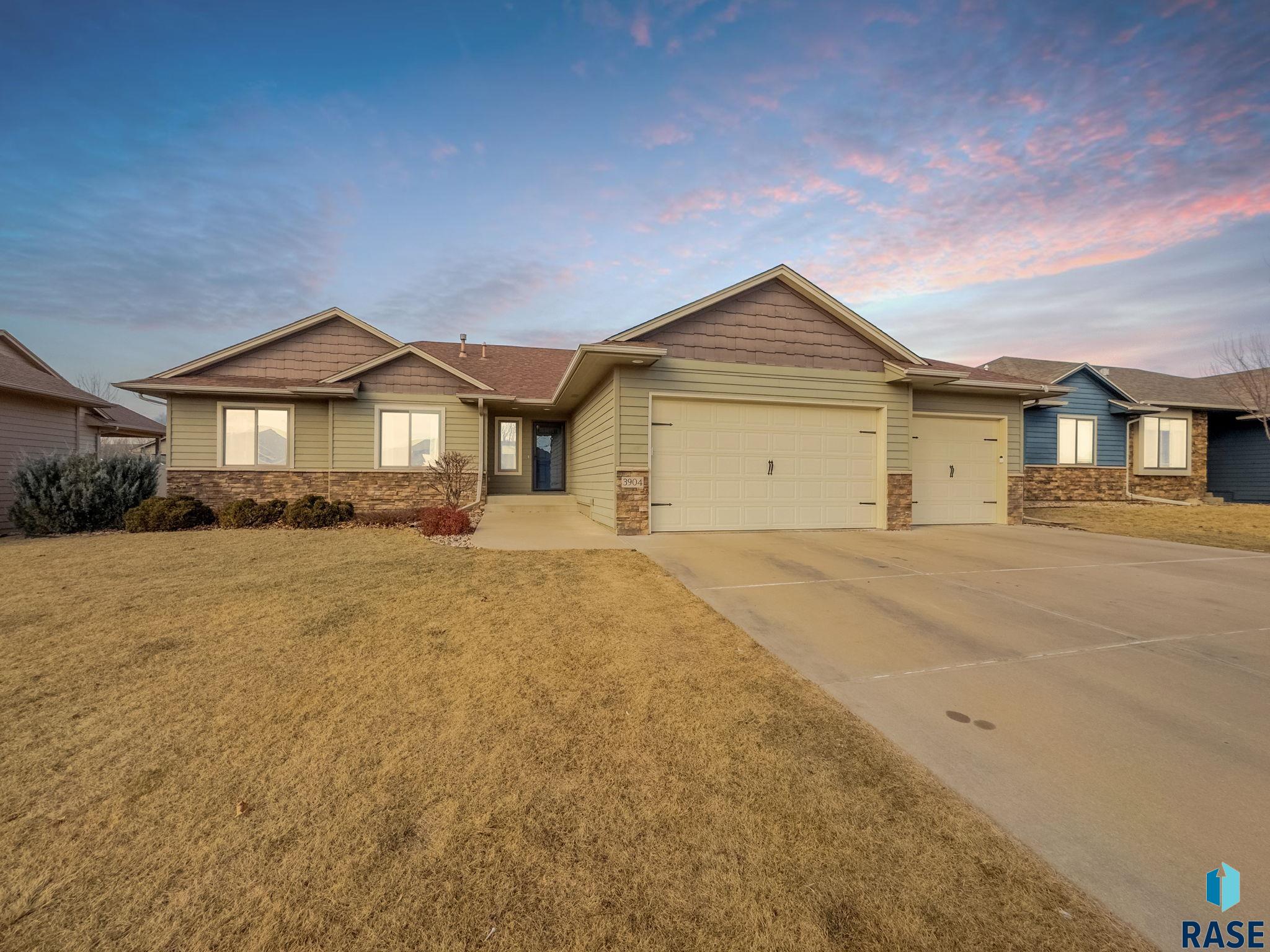 Sioux Falls, South Dakota 57103, United States, 5 Bedrooms Bedrooms, ,3 BathroomsBathrooms,Residential,Contingent,15597