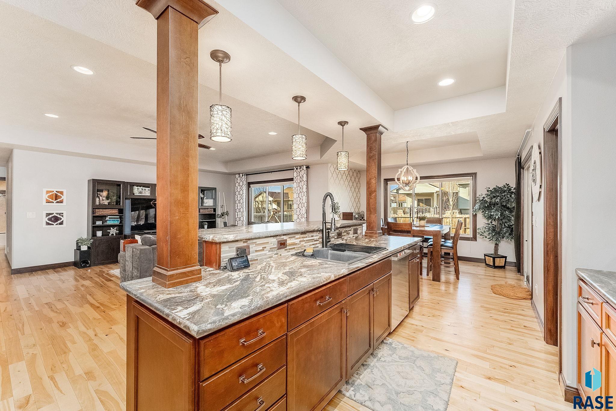 Sioux Falls, South Dakota 57103, United States, 5 Bedrooms Bedrooms, ,3 BathroomsBathrooms,Residential,Contingent,15597