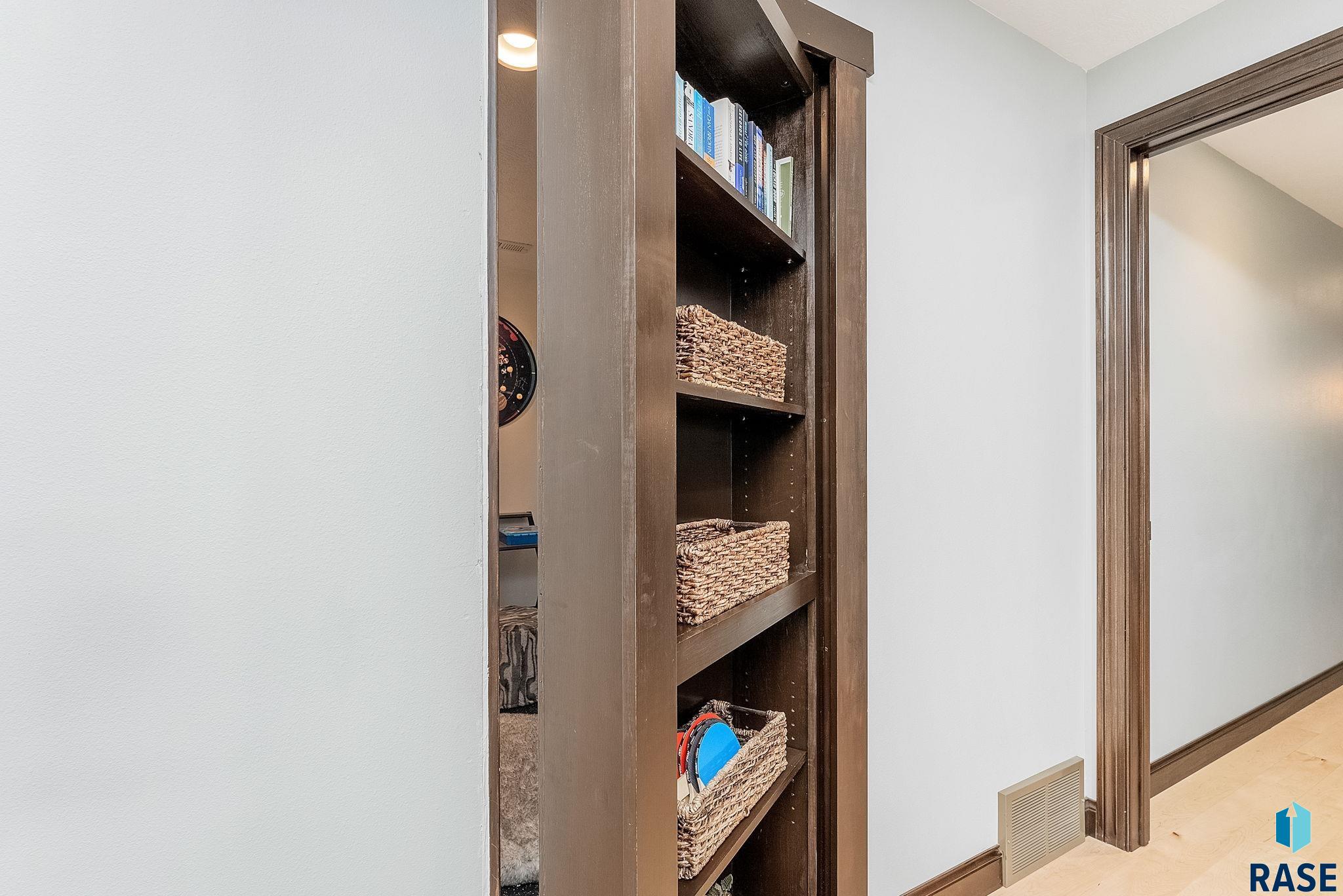 Sioux Falls, South Dakota 57103, United States, 5 Bedrooms Bedrooms, ,3 BathroomsBathrooms,Residential,Contingent,15597