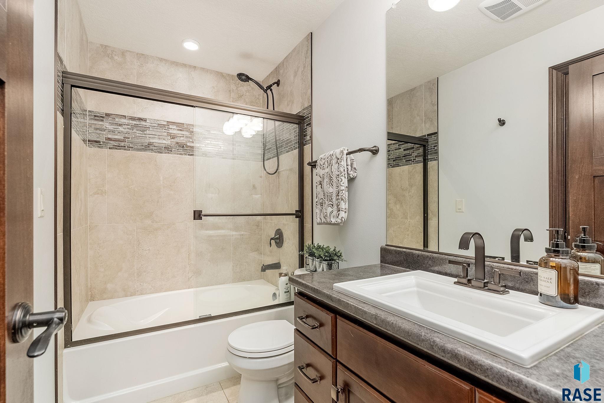 Sioux Falls, South Dakota 57103, United States, 5 Bedrooms Bedrooms, ,3 BathroomsBathrooms,Residential,Contingent,15597