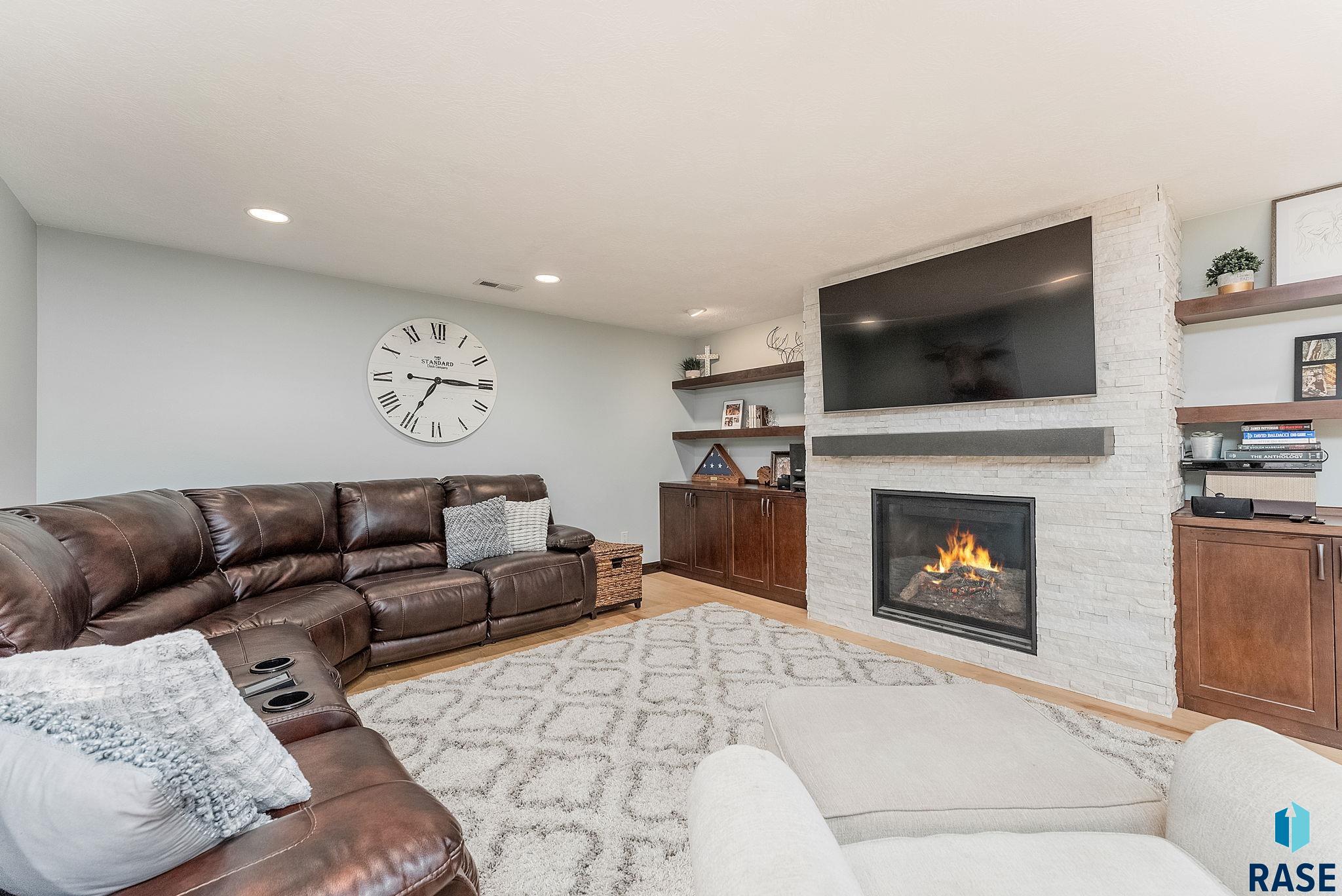 Sioux Falls, South Dakota 57103, United States, 5 Bedrooms Bedrooms, ,3 BathroomsBathrooms,Residential,Contingent,15597