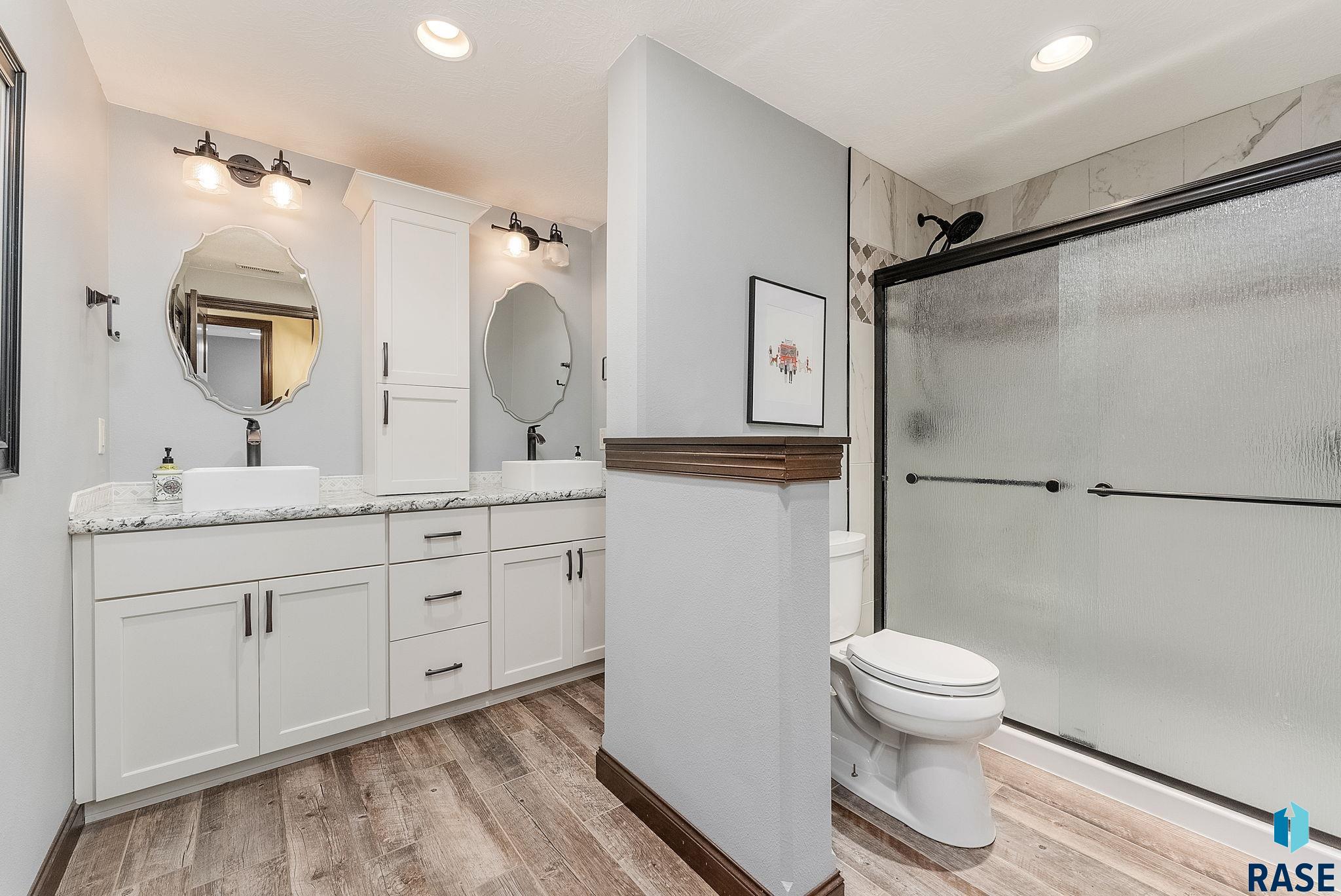 Sioux Falls, South Dakota 57103, United States, 5 Bedrooms Bedrooms, ,3 BathroomsBathrooms,Residential,Contingent,15597