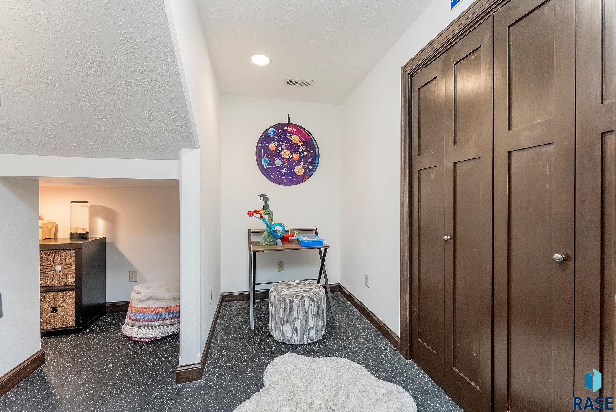 Sioux Falls, South Dakota 57103, United States, 5 Bedrooms Bedrooms, ,3 BathroomsBathrooms,Residential,Contingent,15597