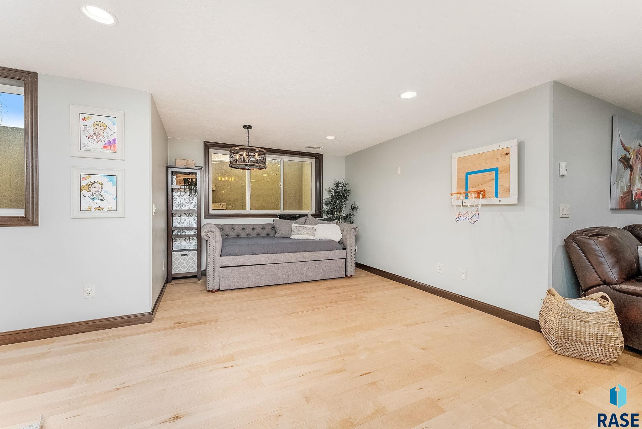 Sioux Falls, South Dakota 57103, United States, 5 Bedrooms Bedrooms, ,3 BathroomsBathrooms,Residential,Contingent,15597