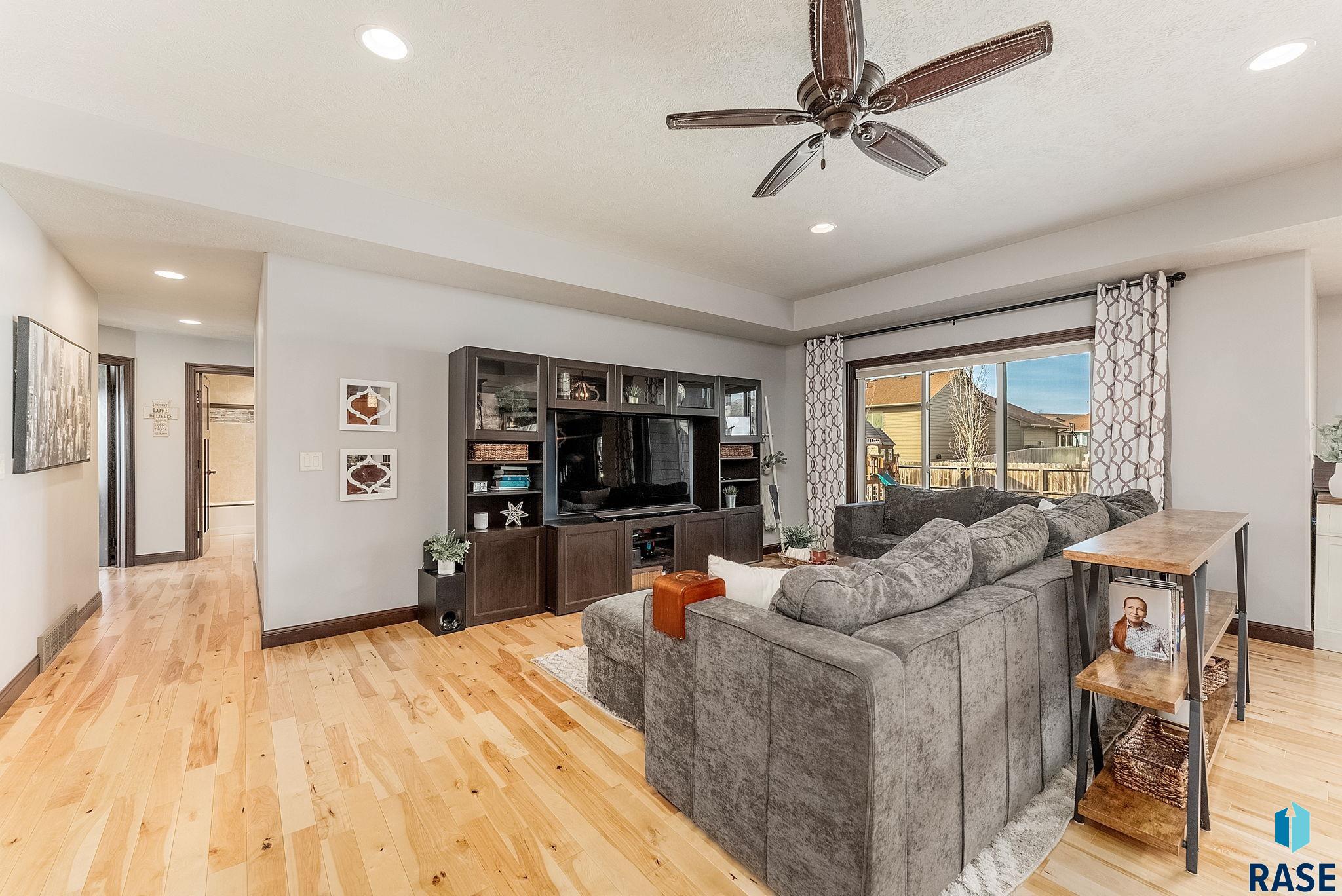 Sioux Falls, South Dakota 57103, United States, 5 Bedrooms Bedrooms, ,3 BathroomsBathrooms,Residential,Contingent,15597