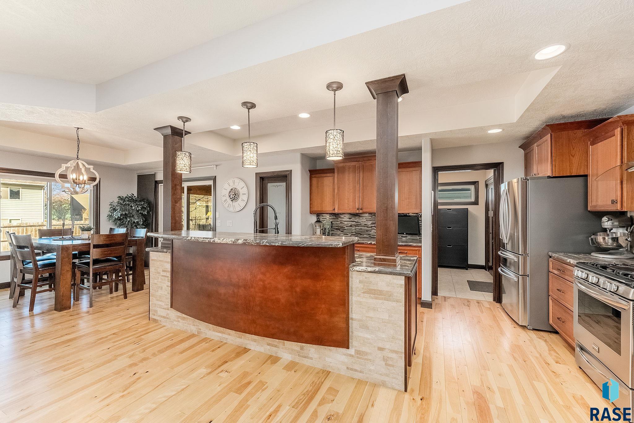 Sioux Falls, South Dakota 57103, United States, 5 Bedrooms Bedrooms, ,3 BathroomsBathrooms,Residential,Contingent,15597