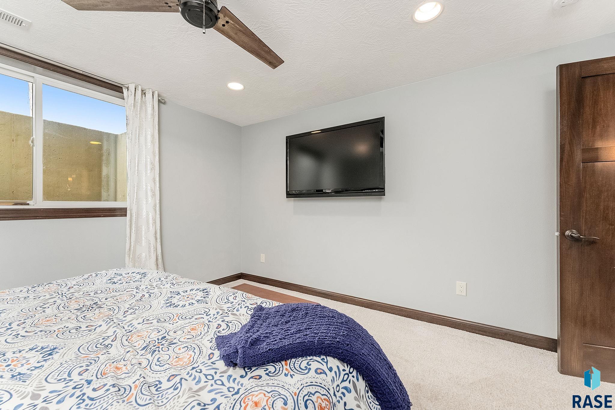 Sioux Falls, South Dakota 57103, United States, 5 Bedrooms Bedrooms, ,3 BathroomsBathrooms,Residential,Contingent,15597