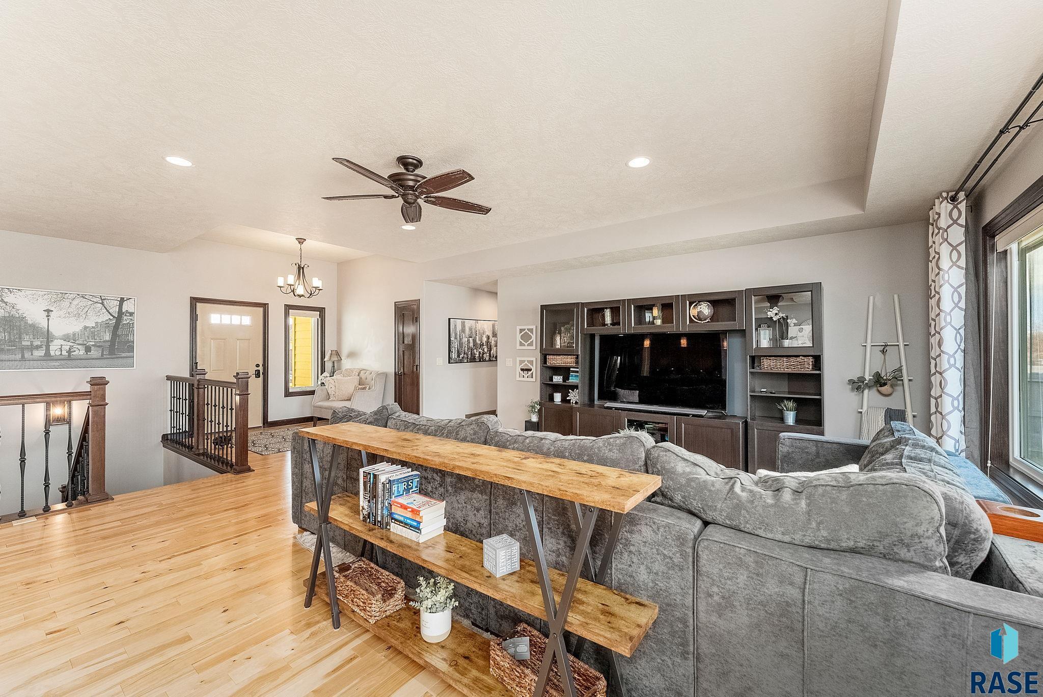 Sioux Falls, South Dakota 57103, United States, 5 Bedrooms Bedrooms, ,3 BathroomsBathrooms,Residential,Contingent,15597