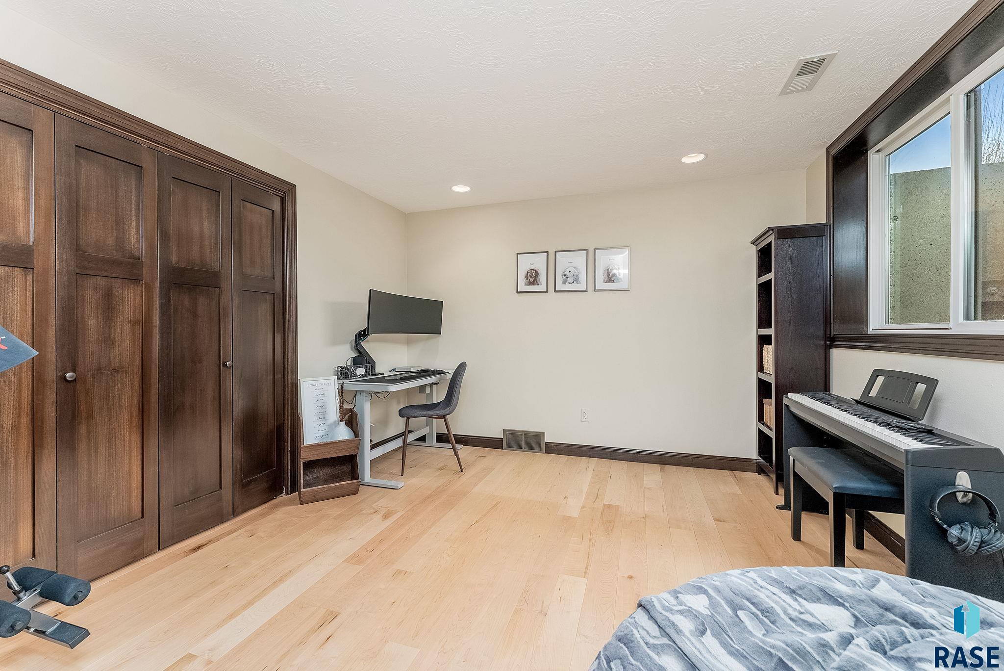 Sioux Falls, South Dakota 57103, United States, 5 Bedrooms Bedrooms, ,3 BathroomsBathrooms,Residential,Contingent,15597