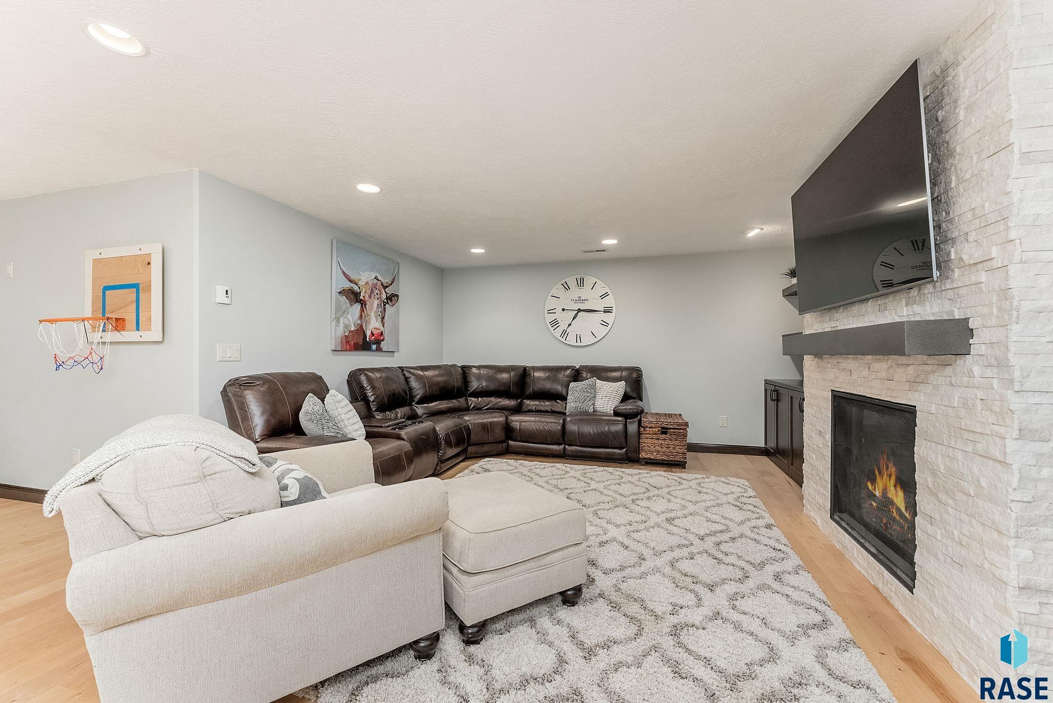 Sioux Falls, South Dakota 57103, United States, 5 Bedrooms Bedrooms, ,3 BathroomsBathrooms,Residential,Contingent,15597