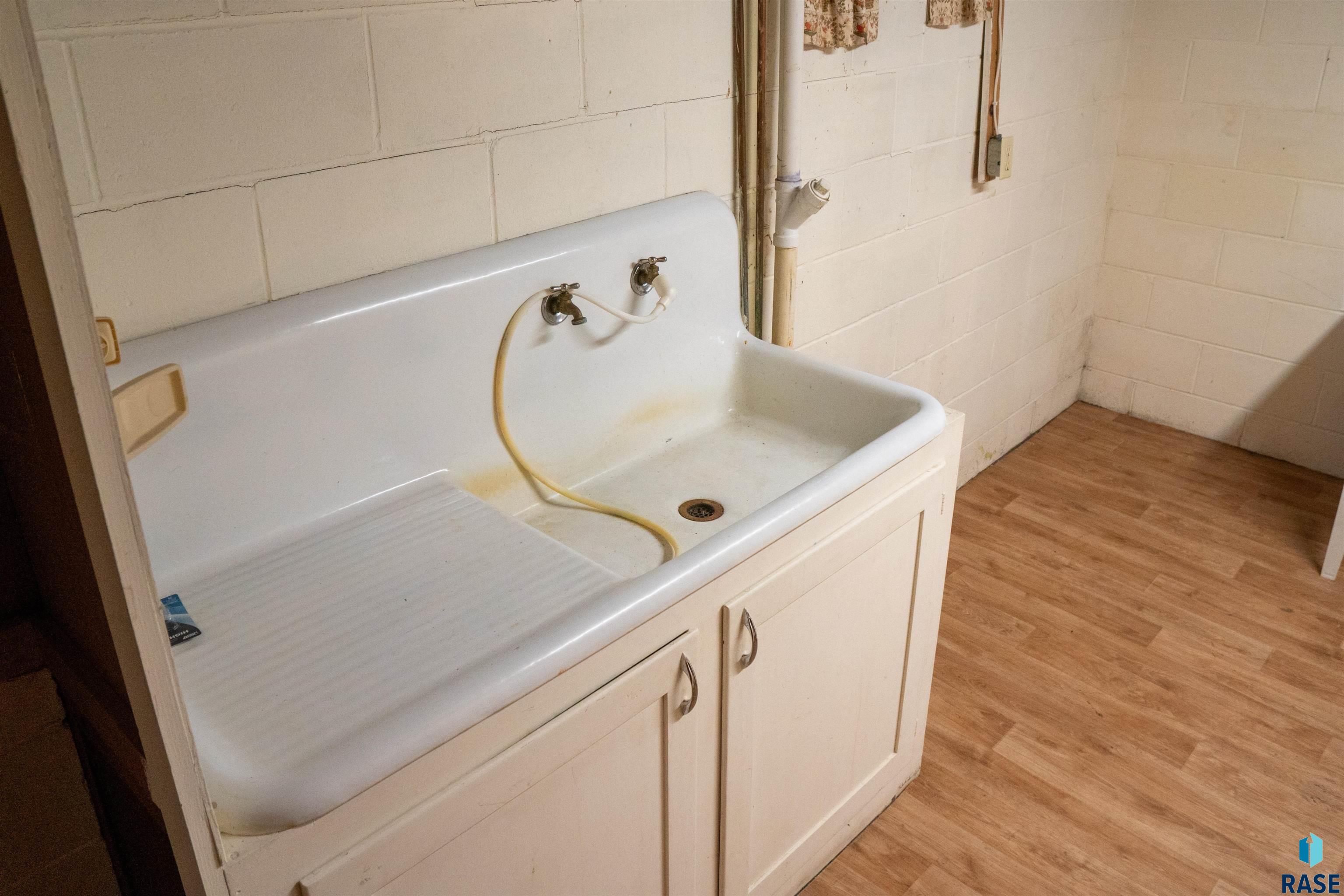 Sioux Falls, South Dakota 57105, United States, 5 Bedrooms Bedrooms, ,2 BathroomsBathrooms,Residential,Active,155550