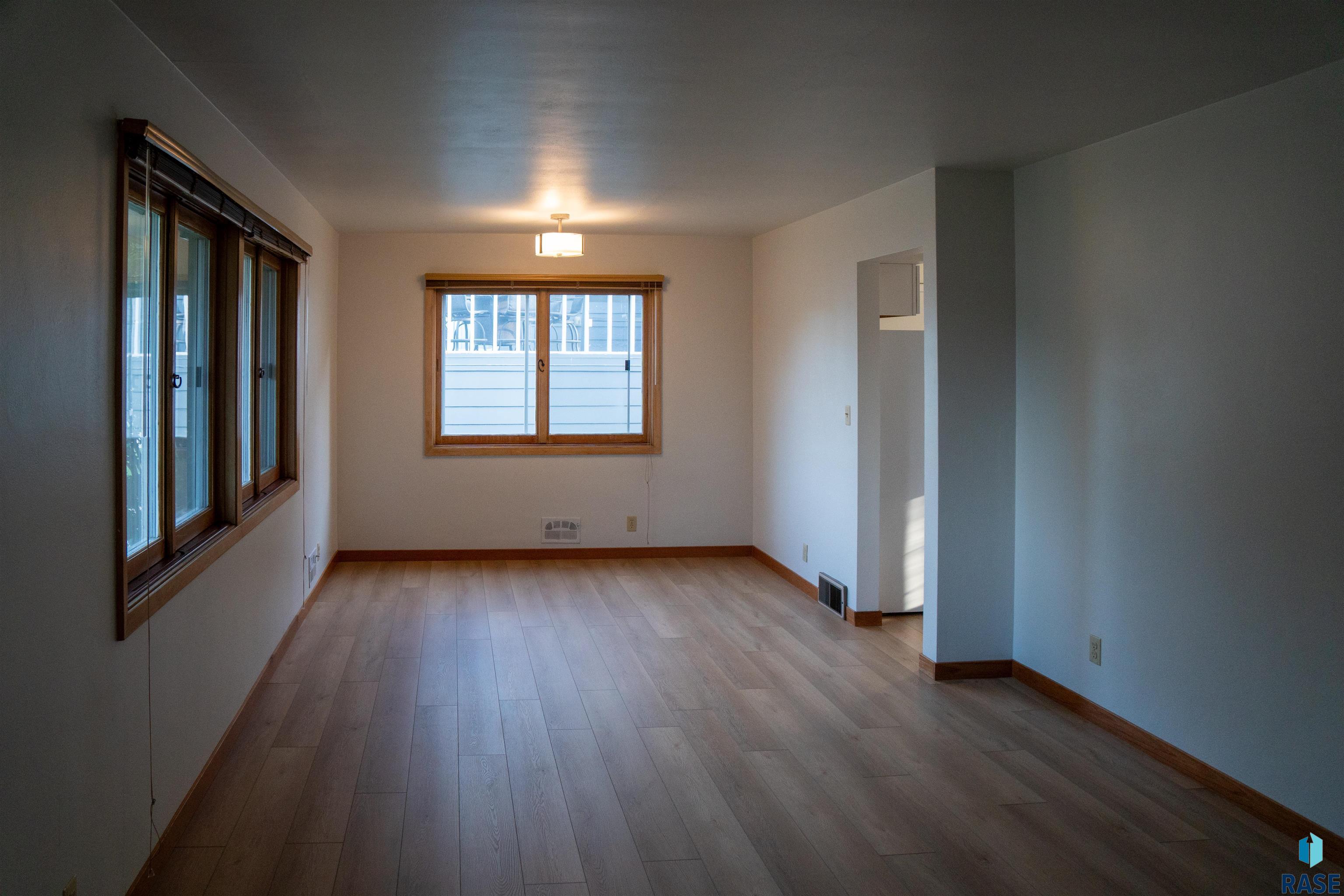 Sioux Falls, South Dakota 57105, United States, 5 Bedrooms Bedrooms, ,2 BathroomsBathrooms,Residential,Active,155550