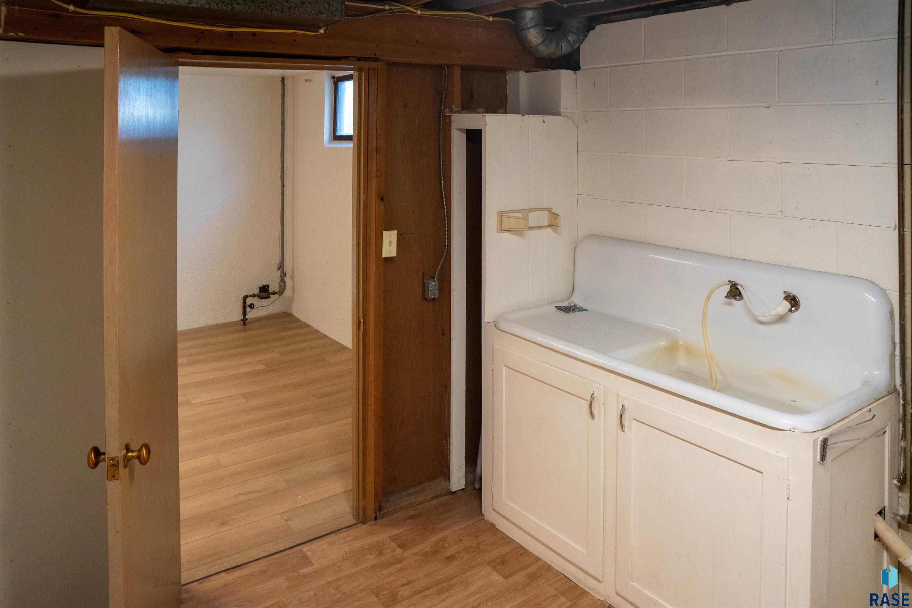 Sioux Falls, South Dakota 57105, United States, 5 Bedrooms Bedrooms, ,2 BathroomsBathrooms,Residential,Active,155550