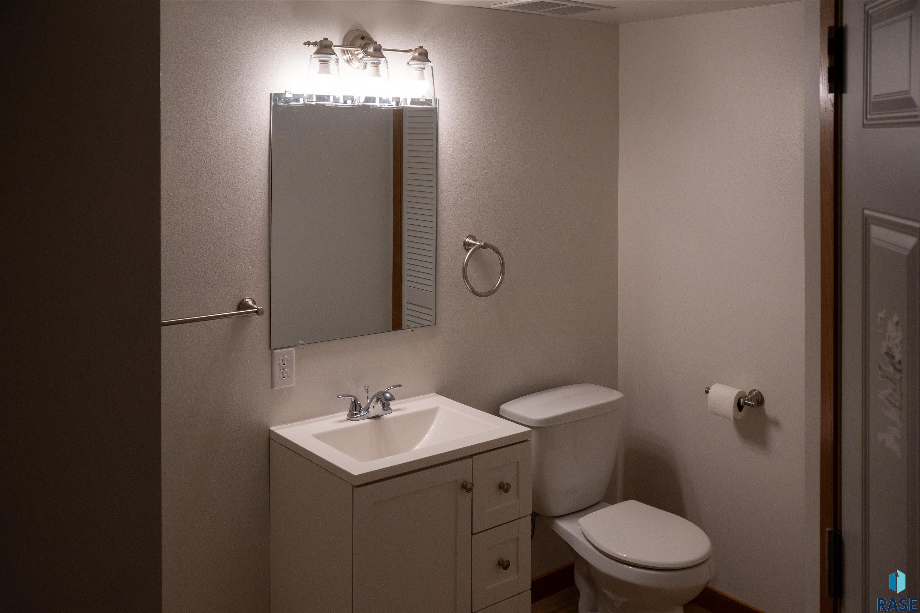 Sioux Falls, South Dakota 57105, United States, 5 Bedrooms Bedrooms, ,2 BathroomsBathrooms,Residential,Active,155550