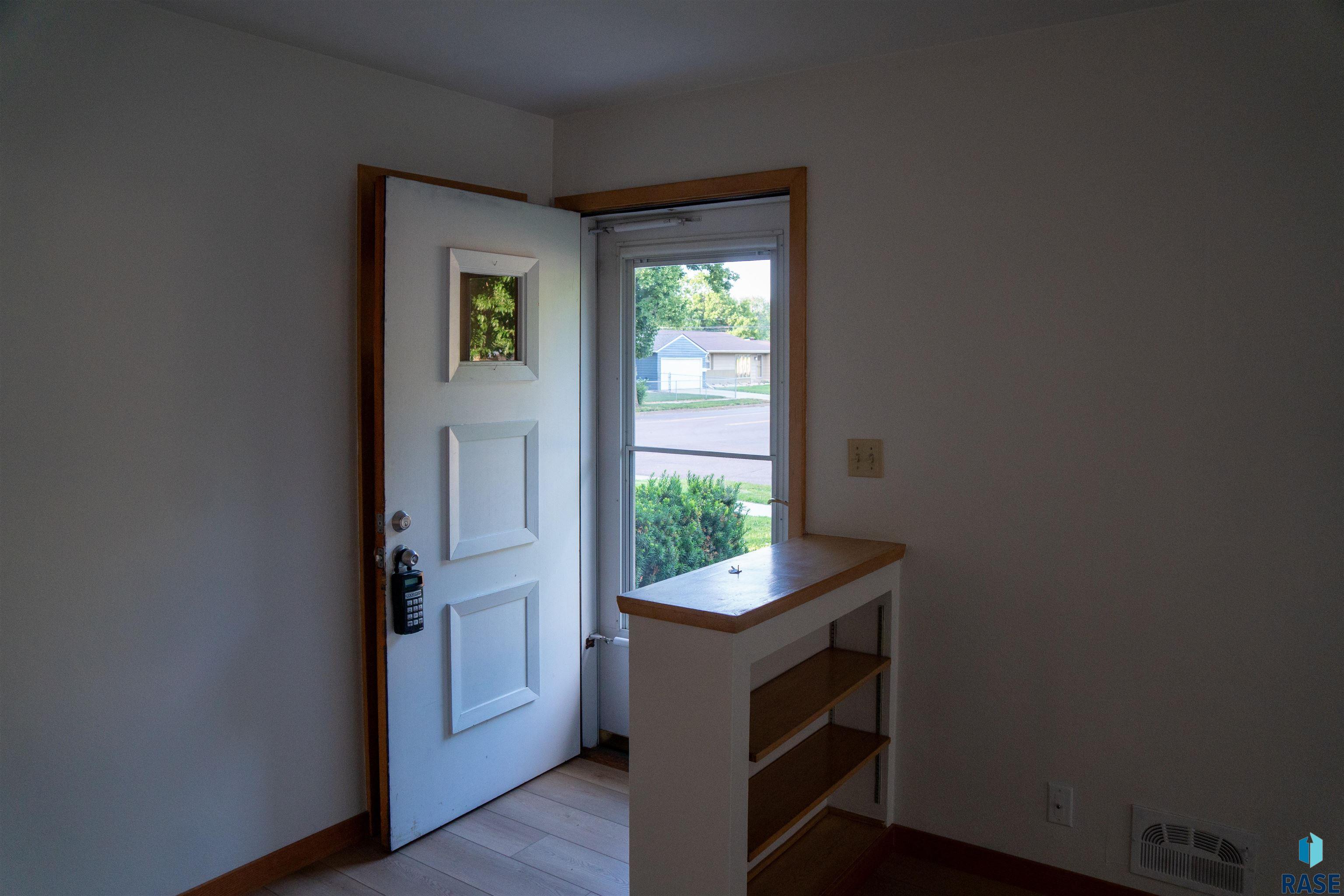 Sioux Falls, South Dakota 57105, United States, 5 Bedrooms Bedrooms, ,2 BathroomsBathrooms,Residential,Active,155550