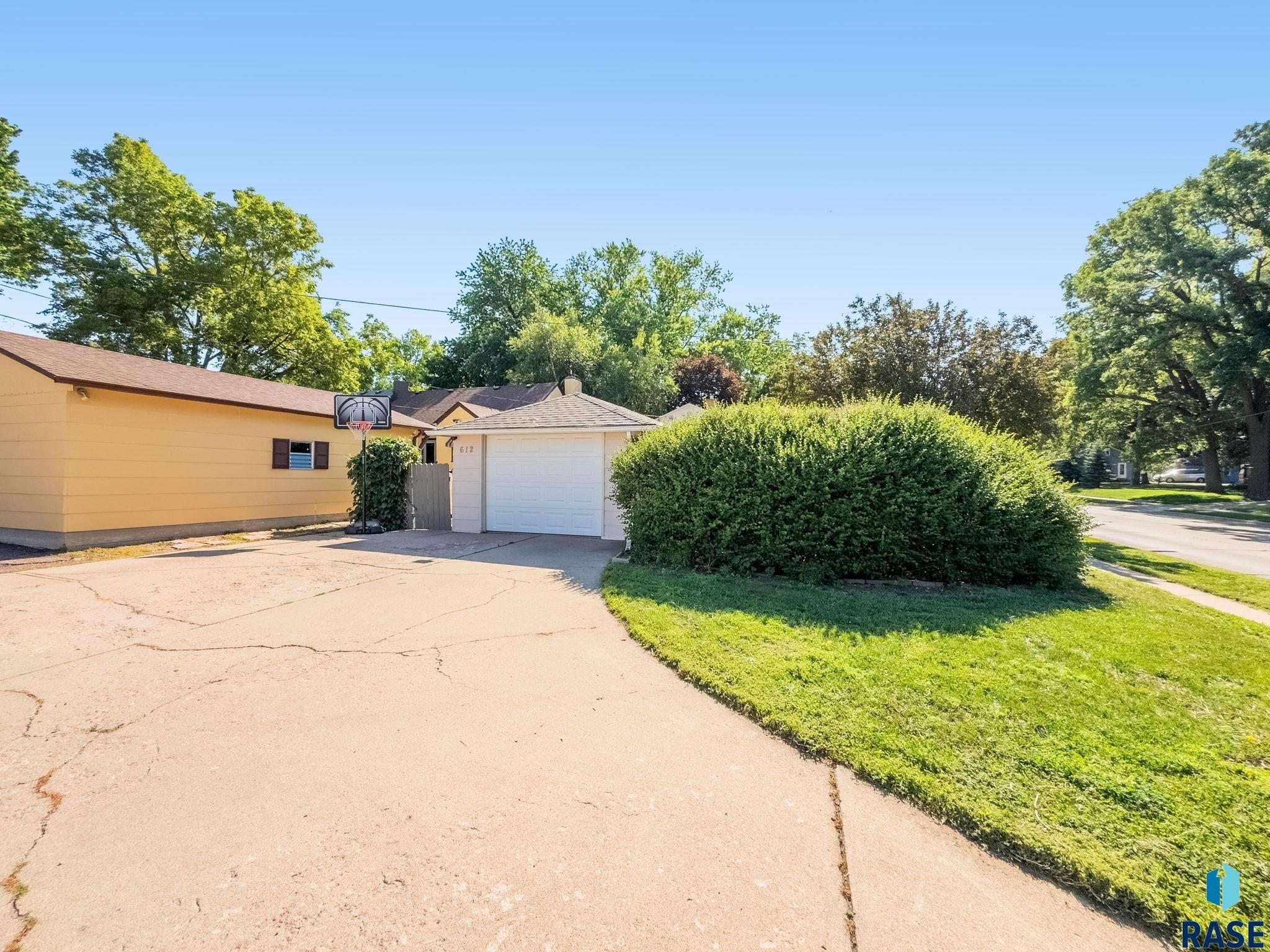 Sioux Falls, South Dakota 57105, United States, 2 Bedrooms Bedrooms, ,2 BathroomsBathrooms,Residential,Pending,157787