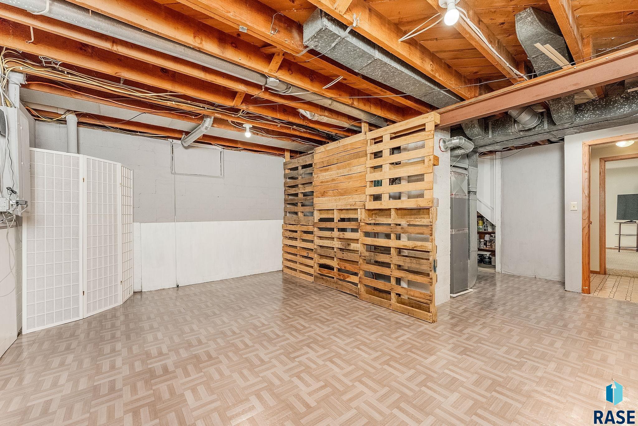 Sioux Falls, South Dakota 57105, United States, 2 Bedrooms Bedrooms, ,2 BathroomsBathrooms,Residential,Pending,157787