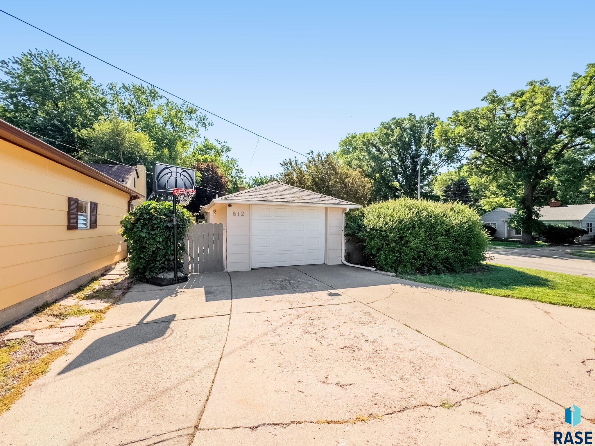 Sioux Falls, South Dakota 57105, United States, 2 Bedrooms Bedrooms, ,2 BathroomsBathrooms,Residential,Pending,157787