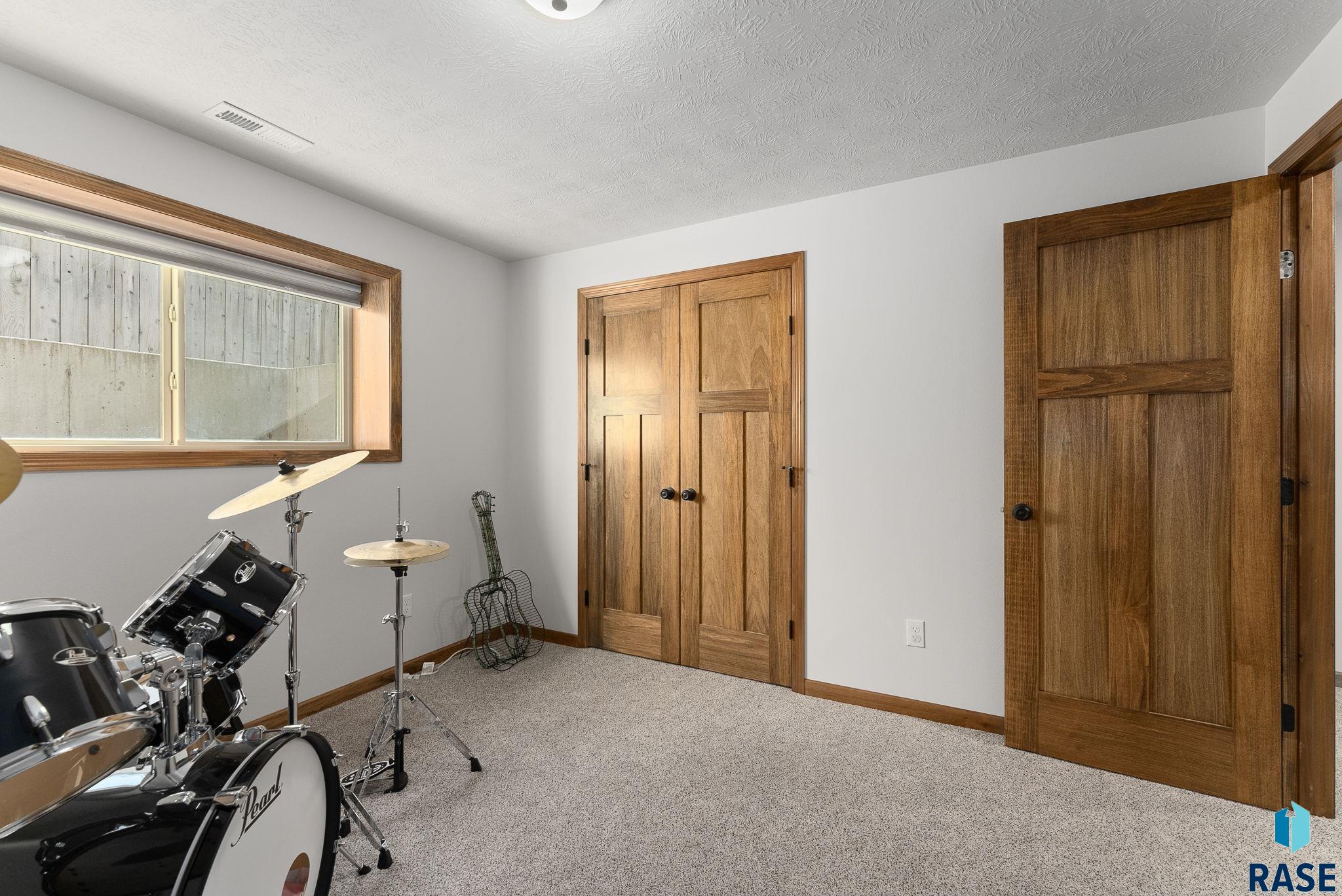 Sioux Falls, South Dakota 57108, United States, 5 Bedrooms Bedrooms, ,3 BathroomsBathrooms,Residential,Active,114657