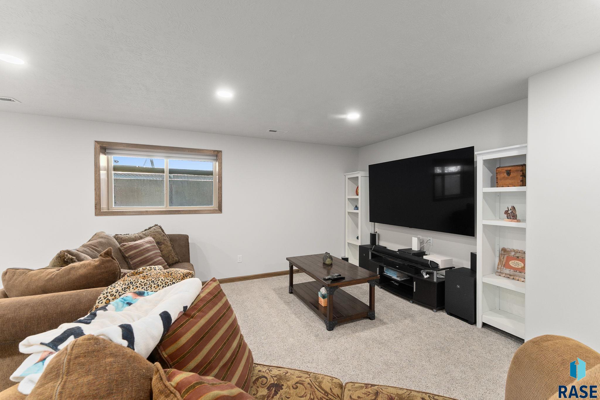 Sioux Falls, South Dakota 57108, United States, 5 Bedrooms Bedrooms, ,3 BathroomsBathrooms,Residential,Active,114657