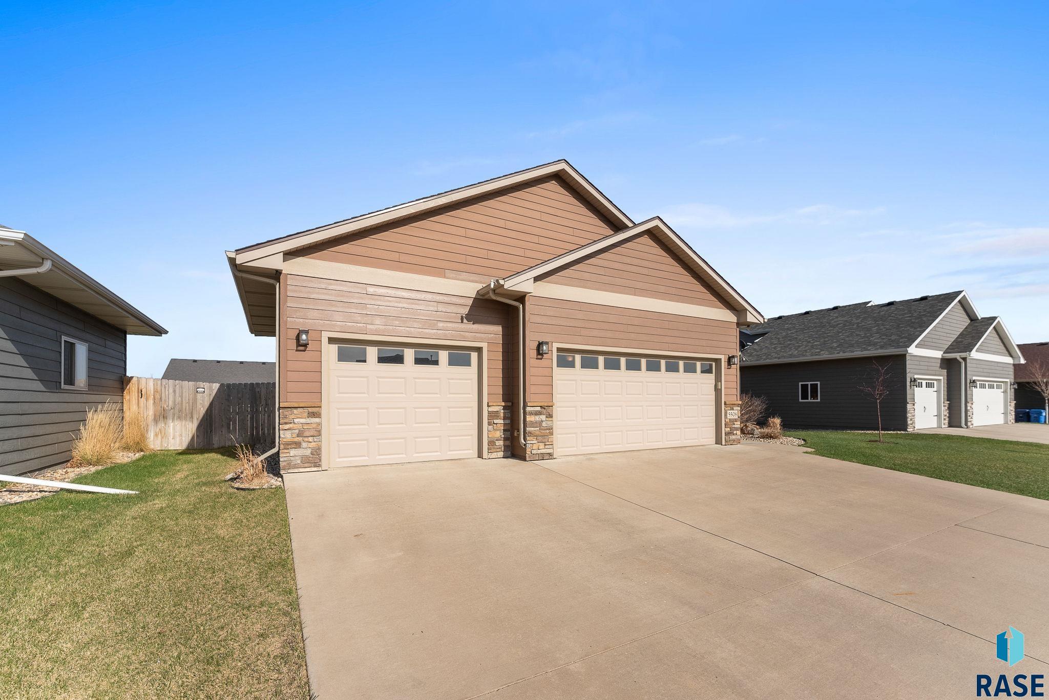 Sioux Falls, South Dakota 57108, United States, 5 Bedrooms Bedrooms, ,3 BathroomsBathrooms,Residential,Active,114657