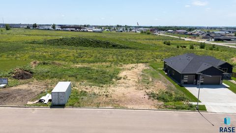 Photo of 1801 E Wallin Cir, Sioux Falls, SD 57104 (MLS # 22505027)