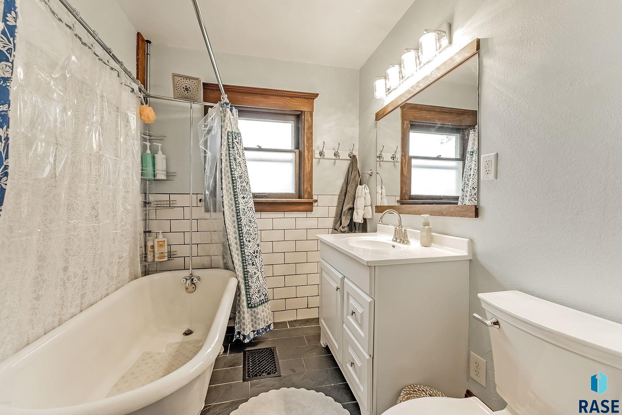 Sioux Falls, South Dakota 57103, United States, 3 Bedrooms Bedrooms, ,2 BathroomsBathrooms,Residential,Pending,214825