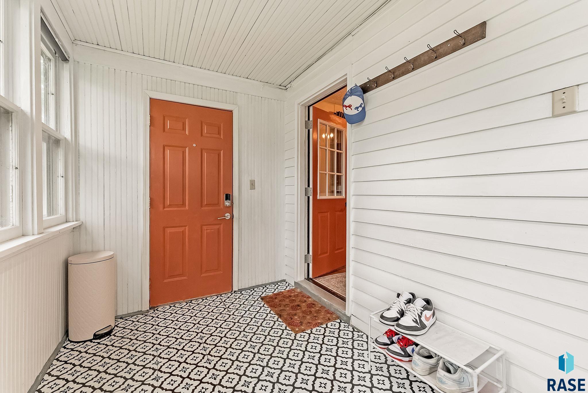 Sioux Falls, South Dakota 57103, United States, 3 Bedrooms Bedrooms, ,2 BathroomsBathrooms,Residential,Pending,214825