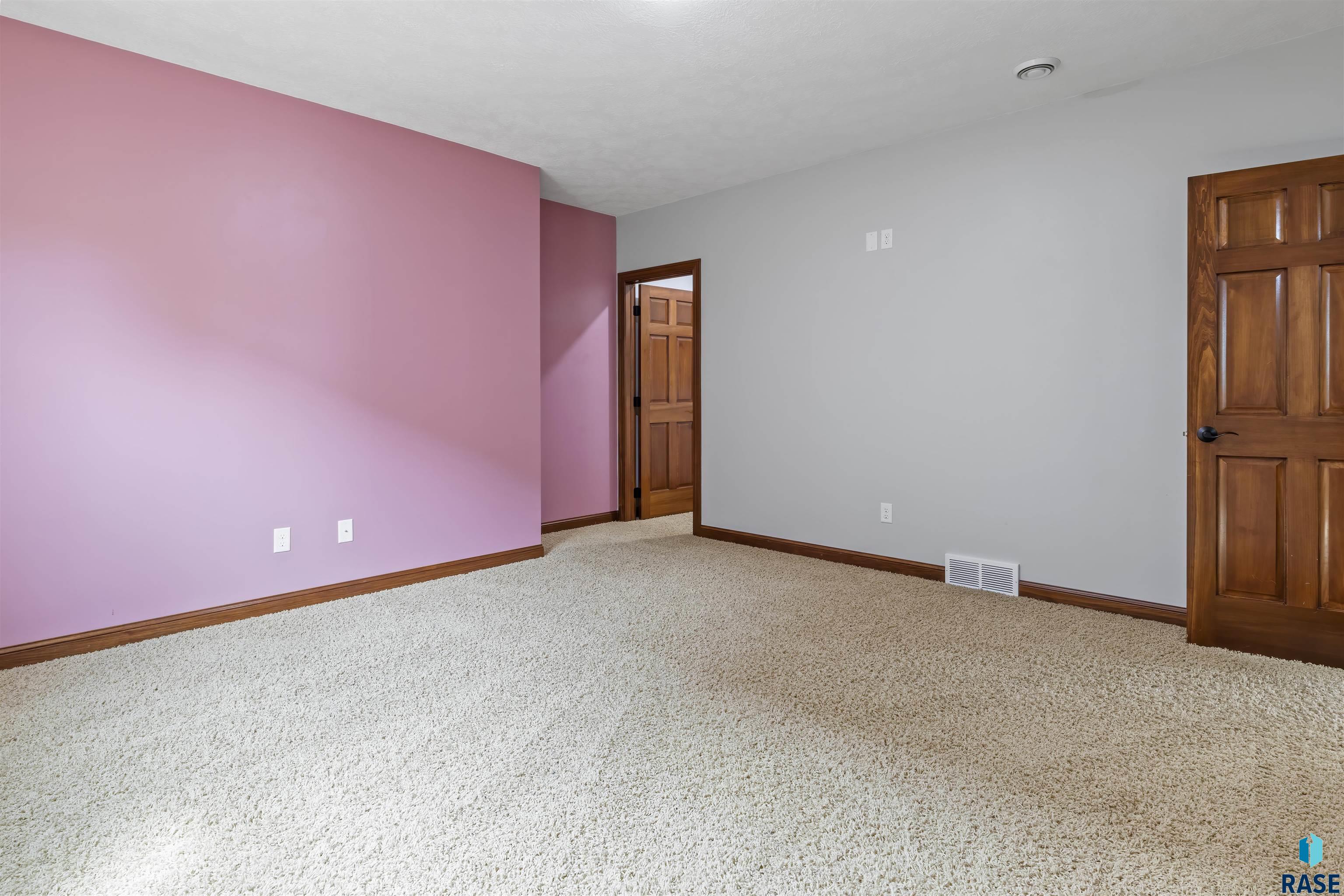 Sioux Falls, South Dakota 57108, United States, 5 Bedrooms Bedrooms, ,3 BathroomsBathrooms,Residential,Active,126773